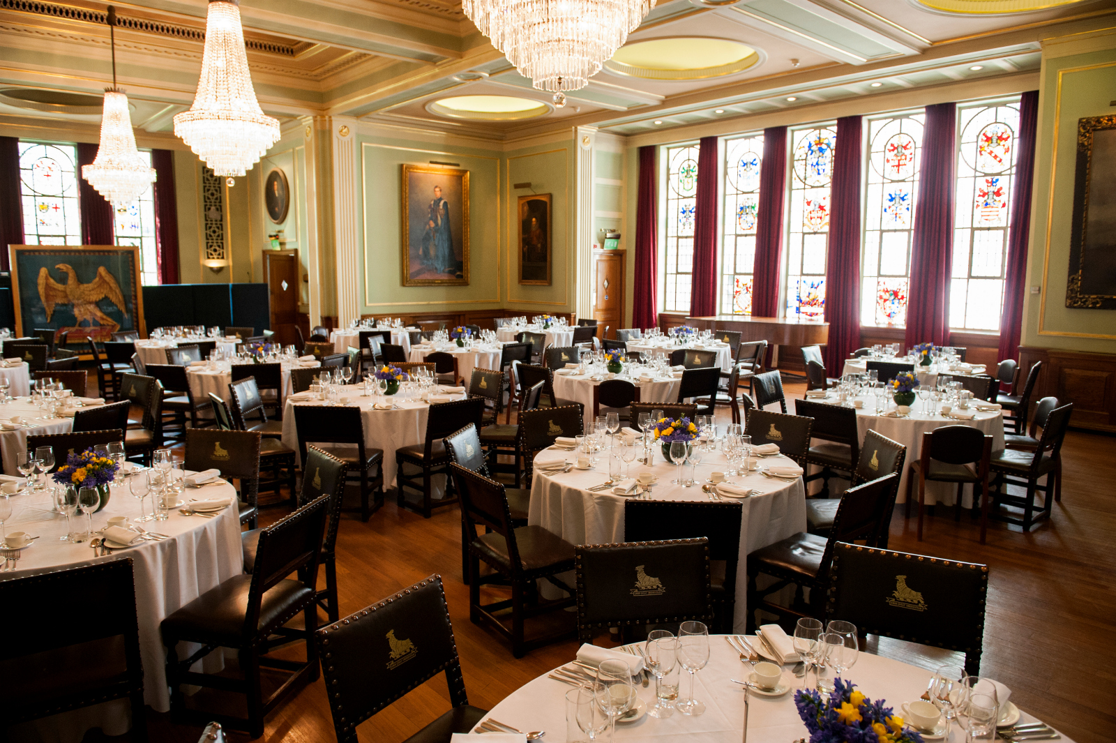 Elegant banquet hall with round tables, ideal for weddings and corporate events.