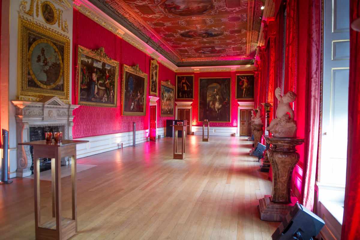 Kensington Palace State Apartments: elegant red walls, ideal for upscale events and exhibitions.