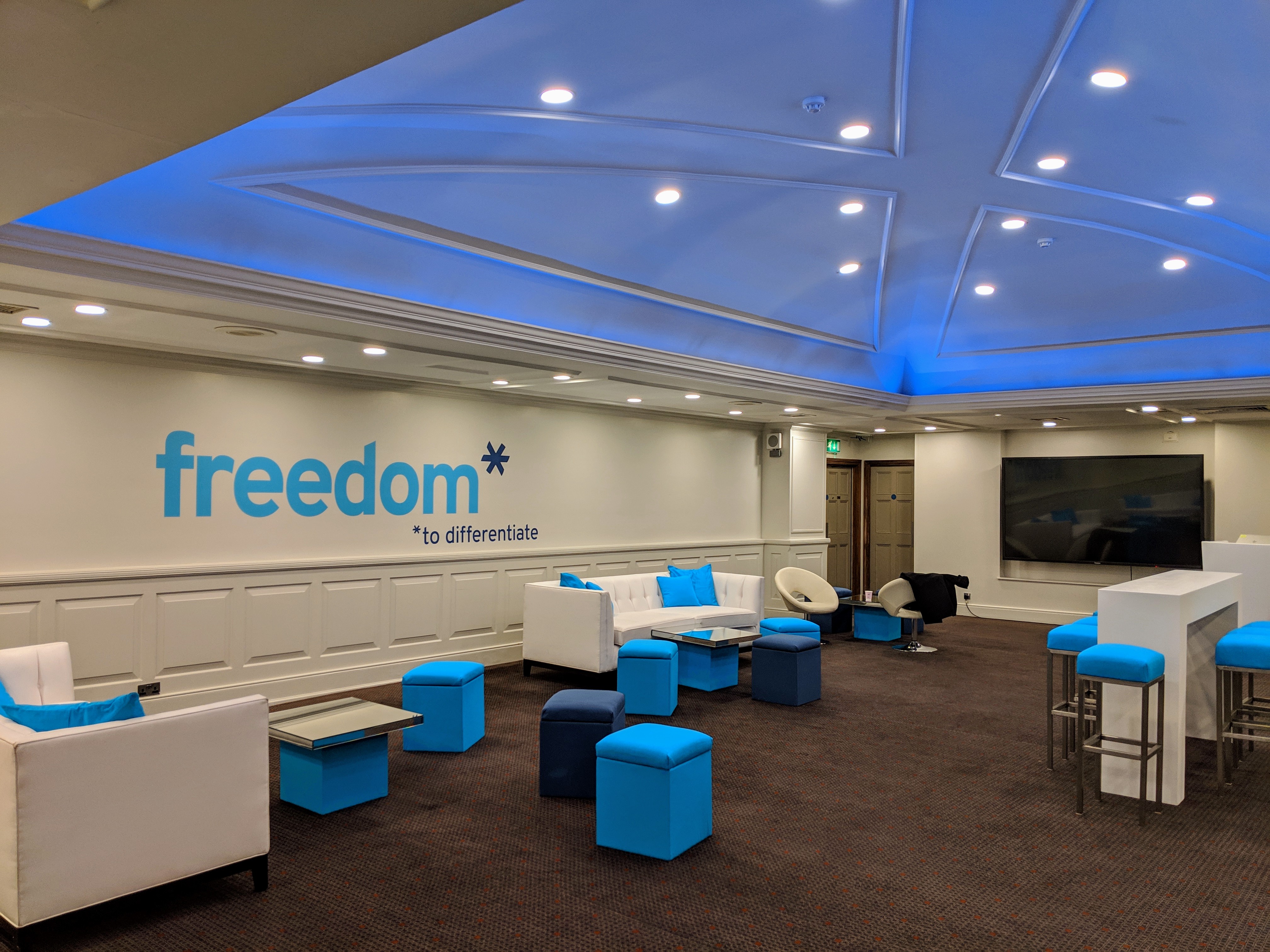 Modern meeting space at The James Watt, featuring blue accents for workshops and brainstorming.