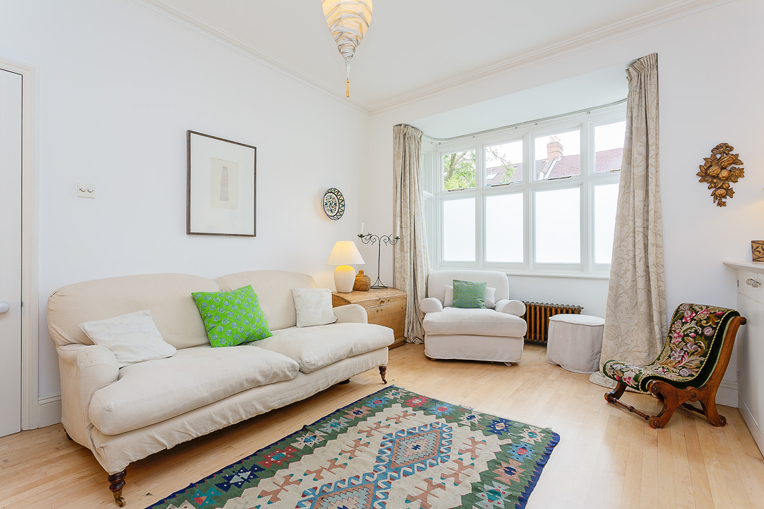 Cozy contemporary living space for intimate meetings and team-building activities.