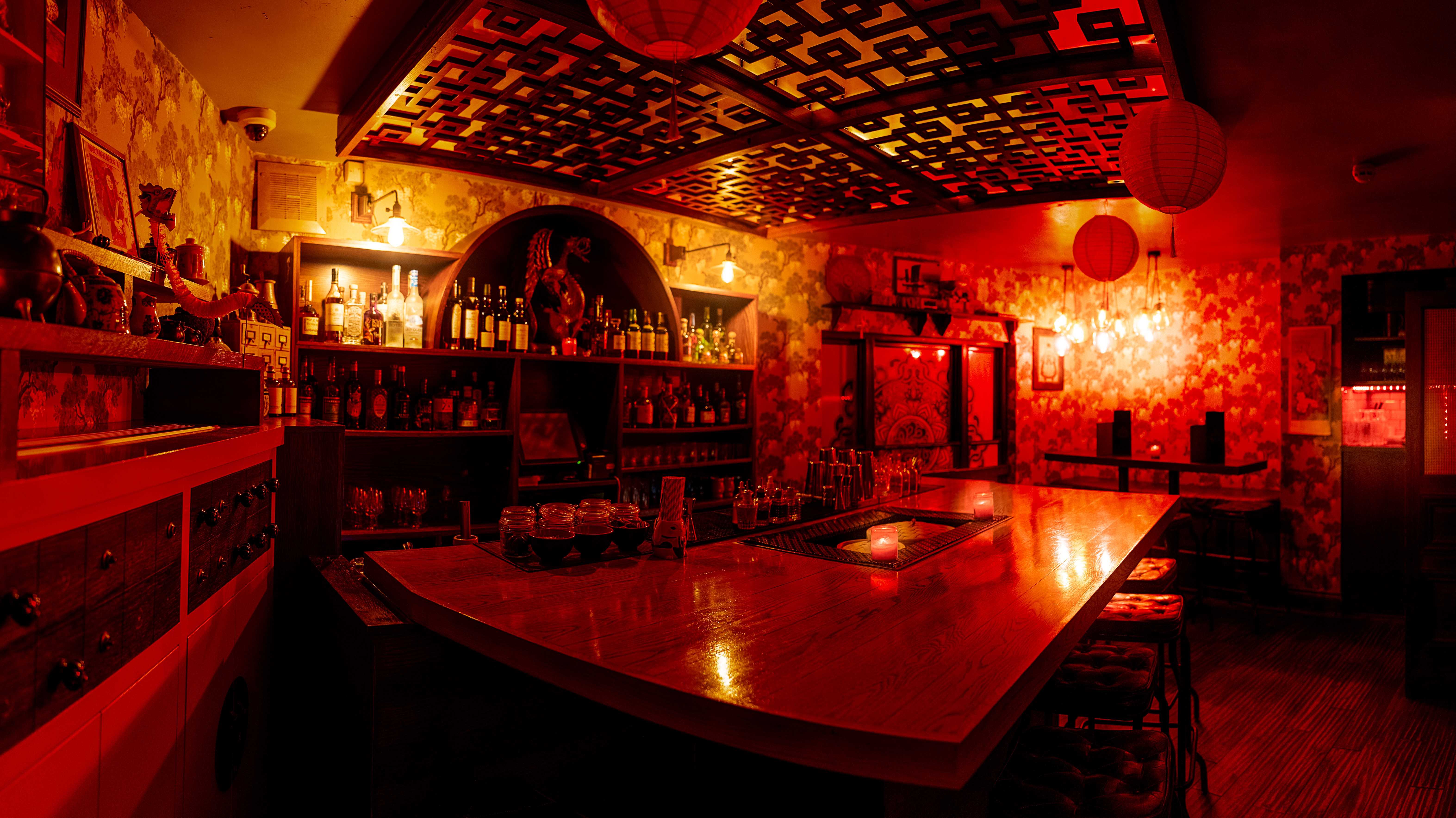 Peony Bar at Opium: vibrant wooden bar, perfect for networking events and themed parties.
