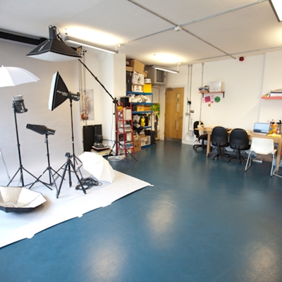 Versatile E1 Studios event space with professional lighting for meetings and workshops.