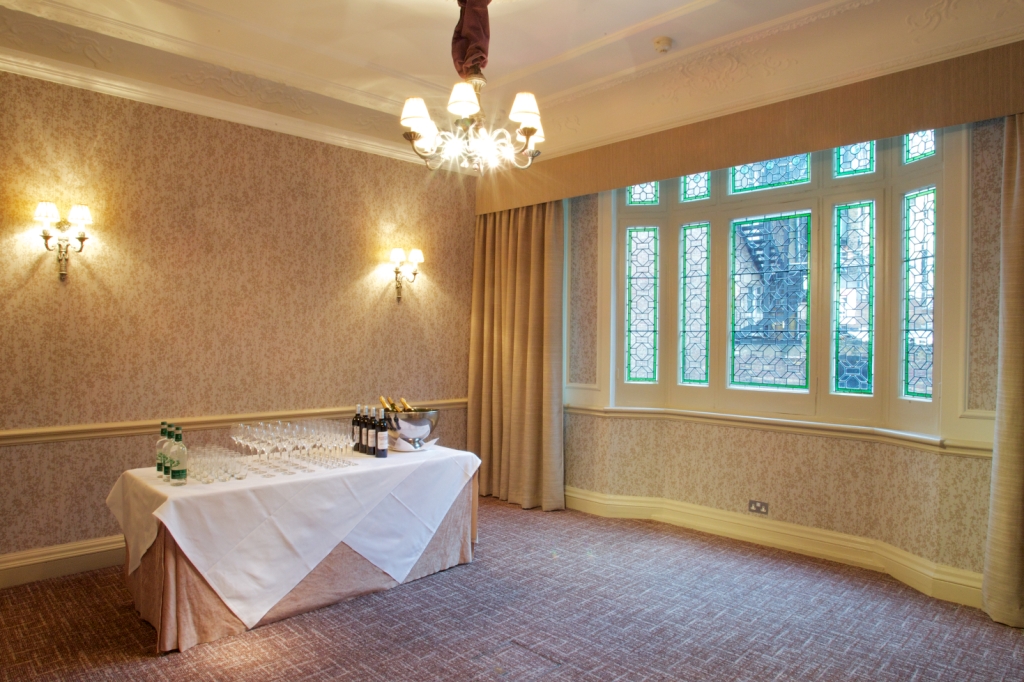 Elegant meeting room at Salon Oscar, ideal for networking and celebratory events.