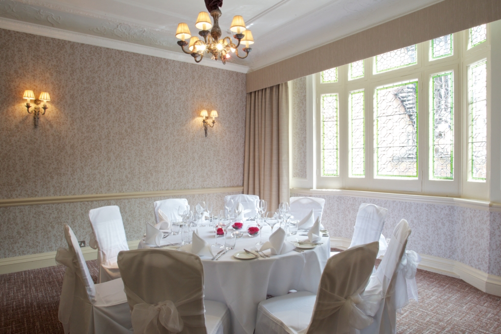 Elegant dining room at Salon Oscar, ideal for upscale dinners and corporate events.