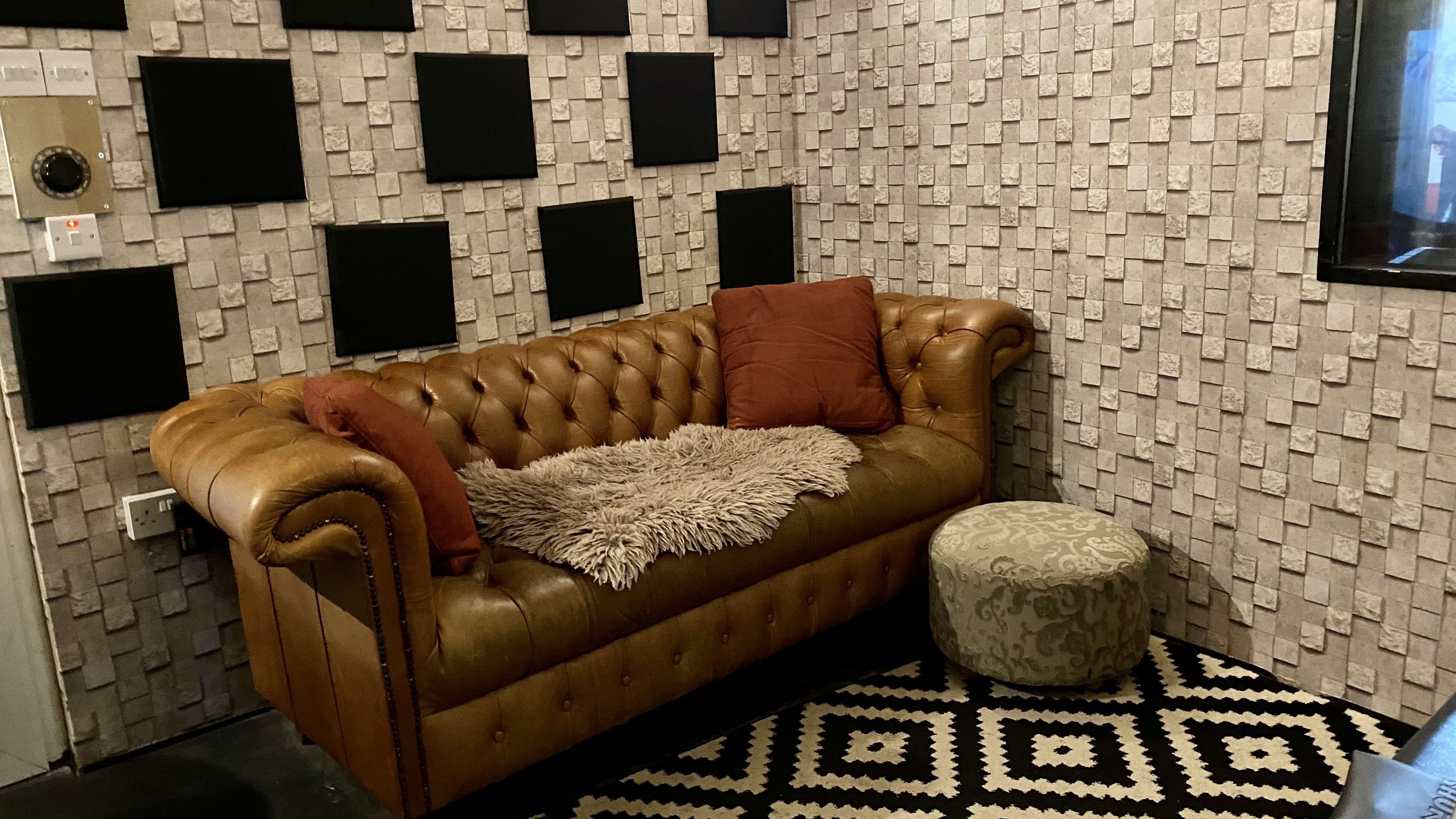 Cozy lounge with tufted leather sofa for informal meetings at BonaFideStudio events.