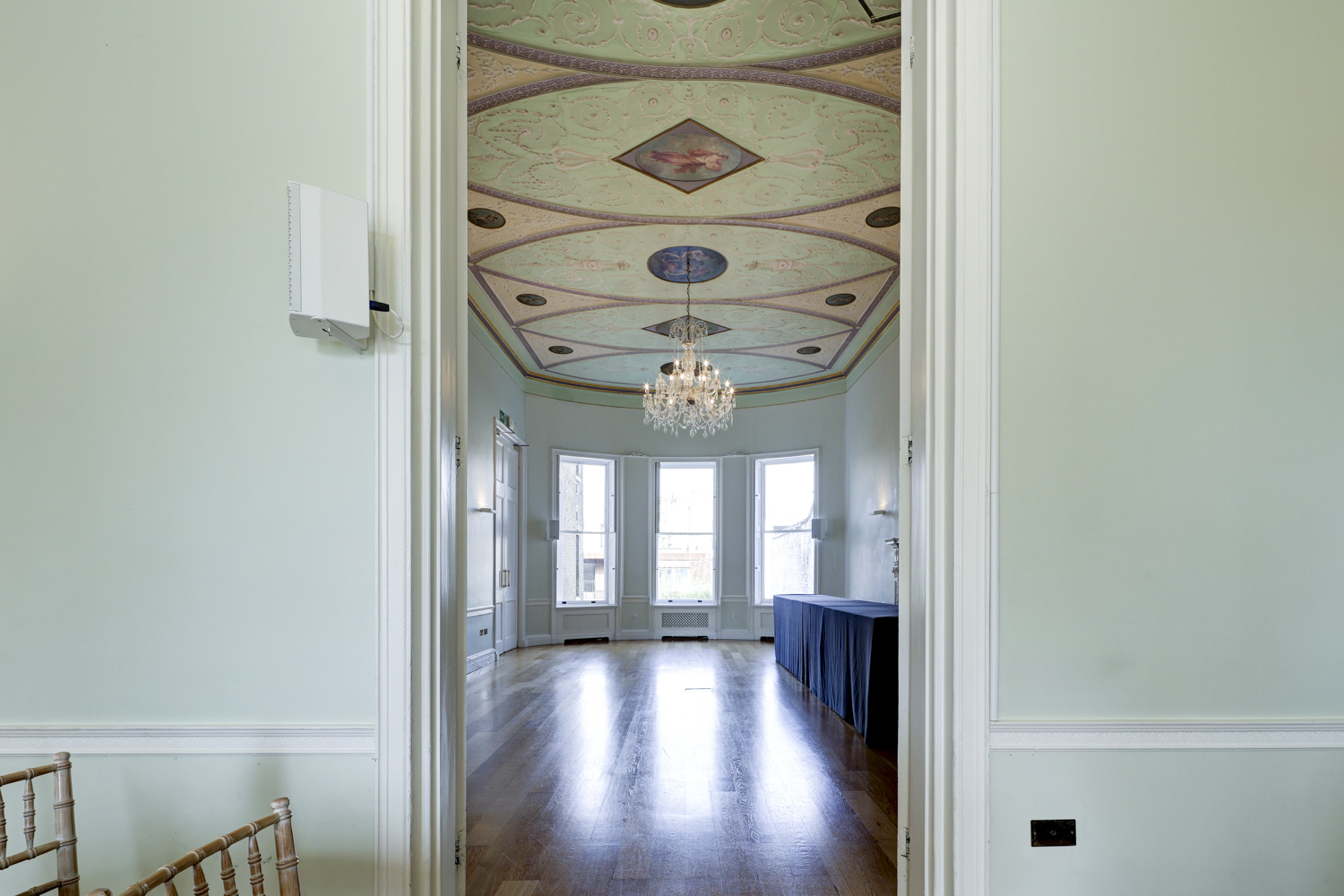 Elegant meeting space with chandelier, ideal for workshops and upscale events.