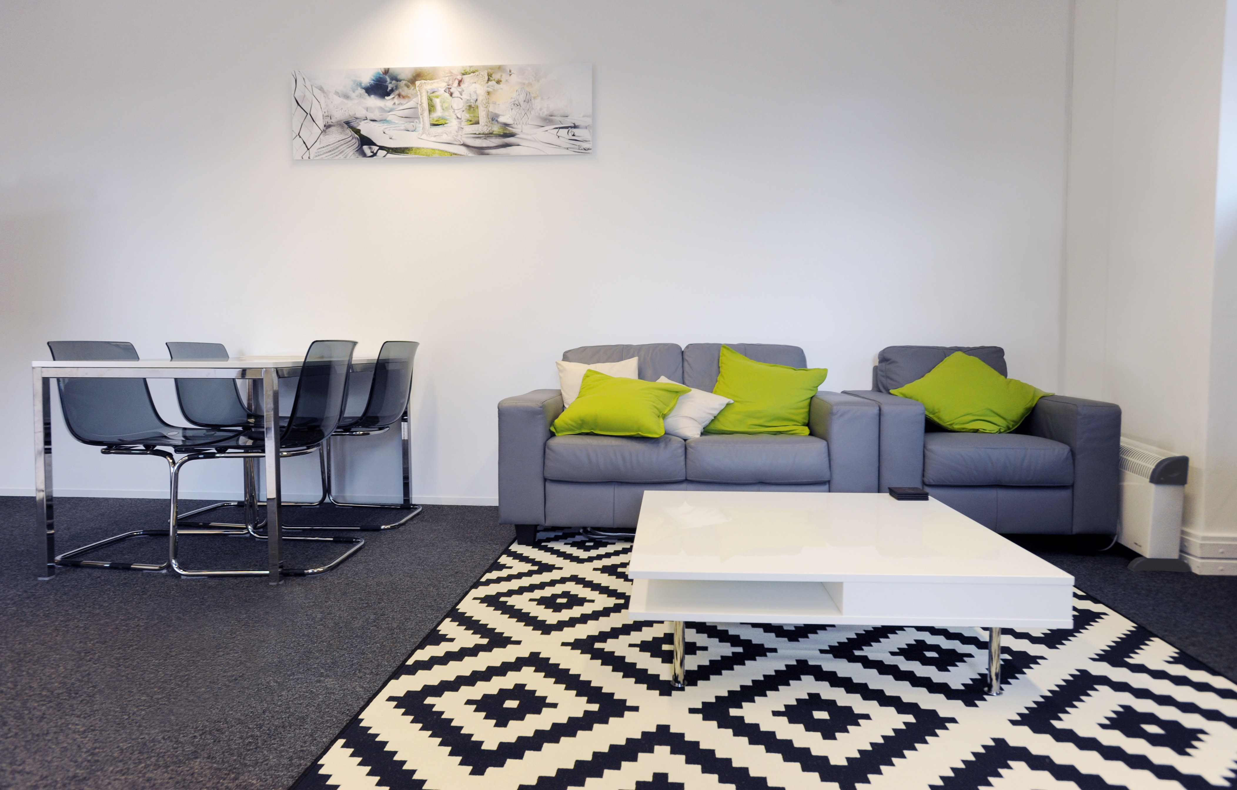 Modern meeting space with vibrant cushions for collaborative events and brainstorming sessions.