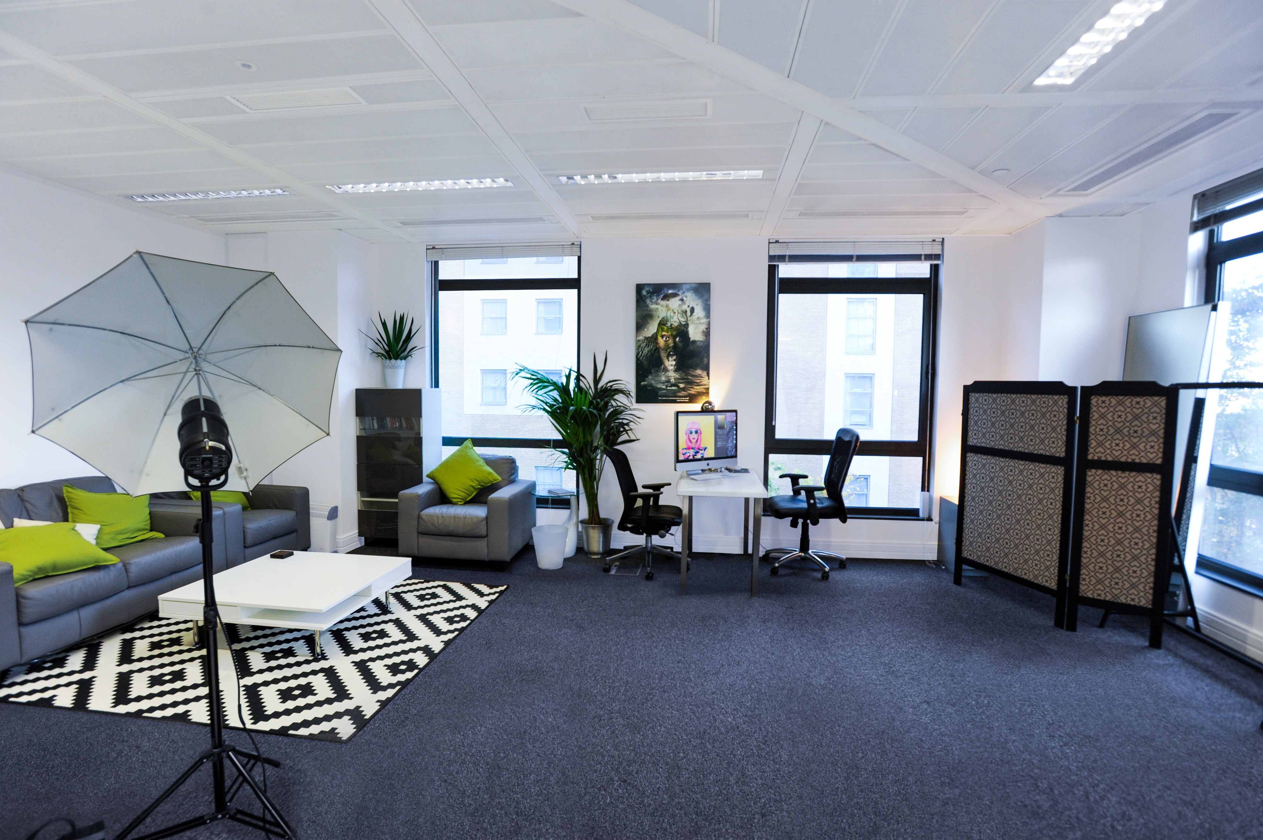 Versatile meeting space with modern furnishings for collaboration and presentations.