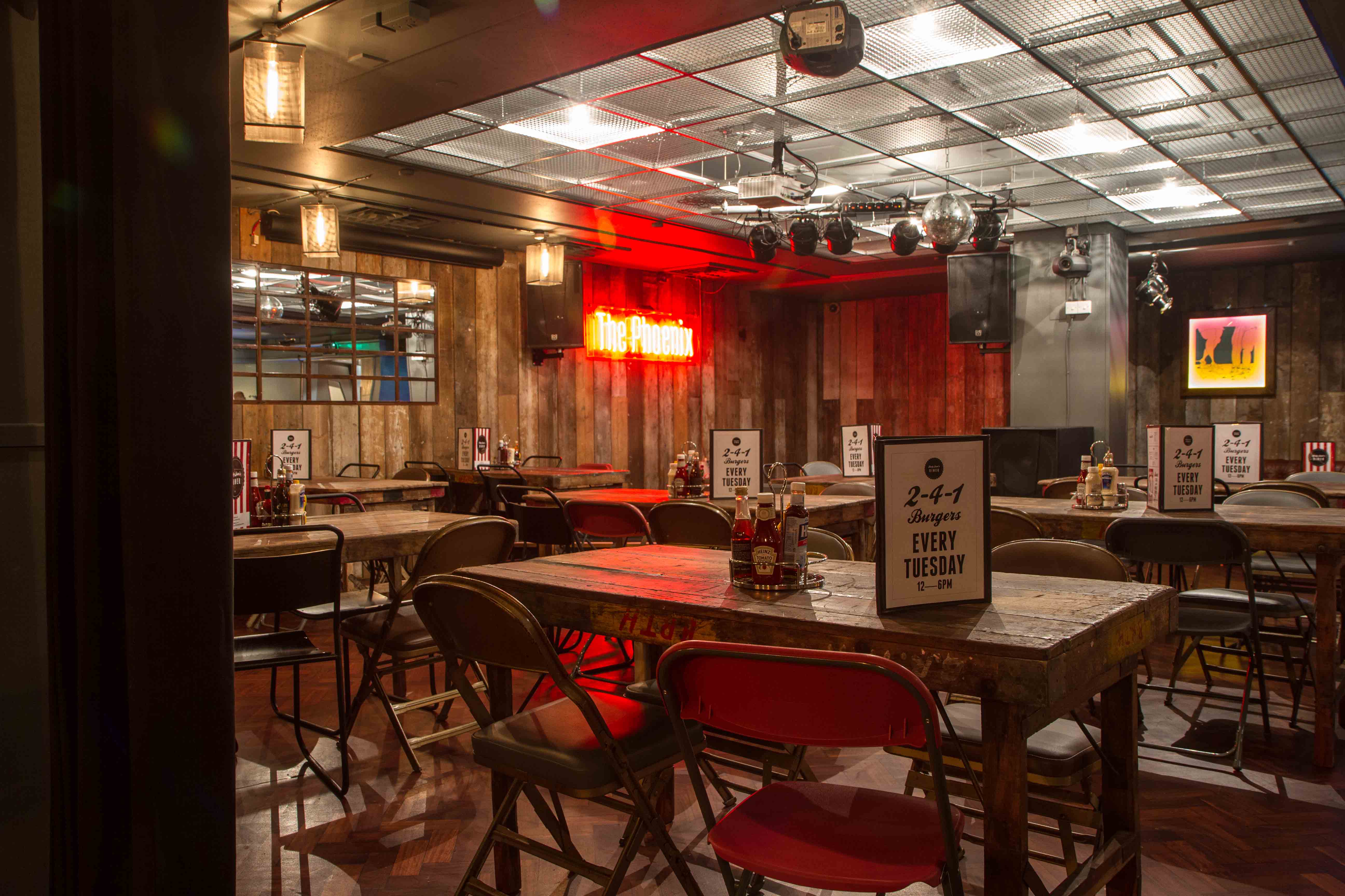 Versatile rustic event space with wooden tables, ideal for gatherings and meetings.