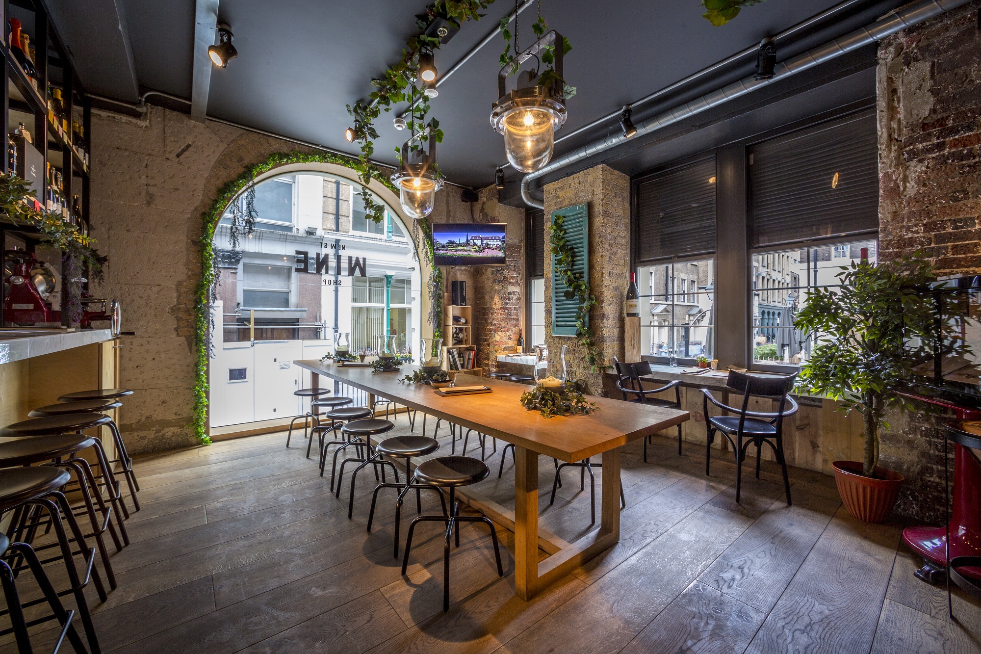 Stylish meeting space with wooden table, ideal for workshops and corporate events.