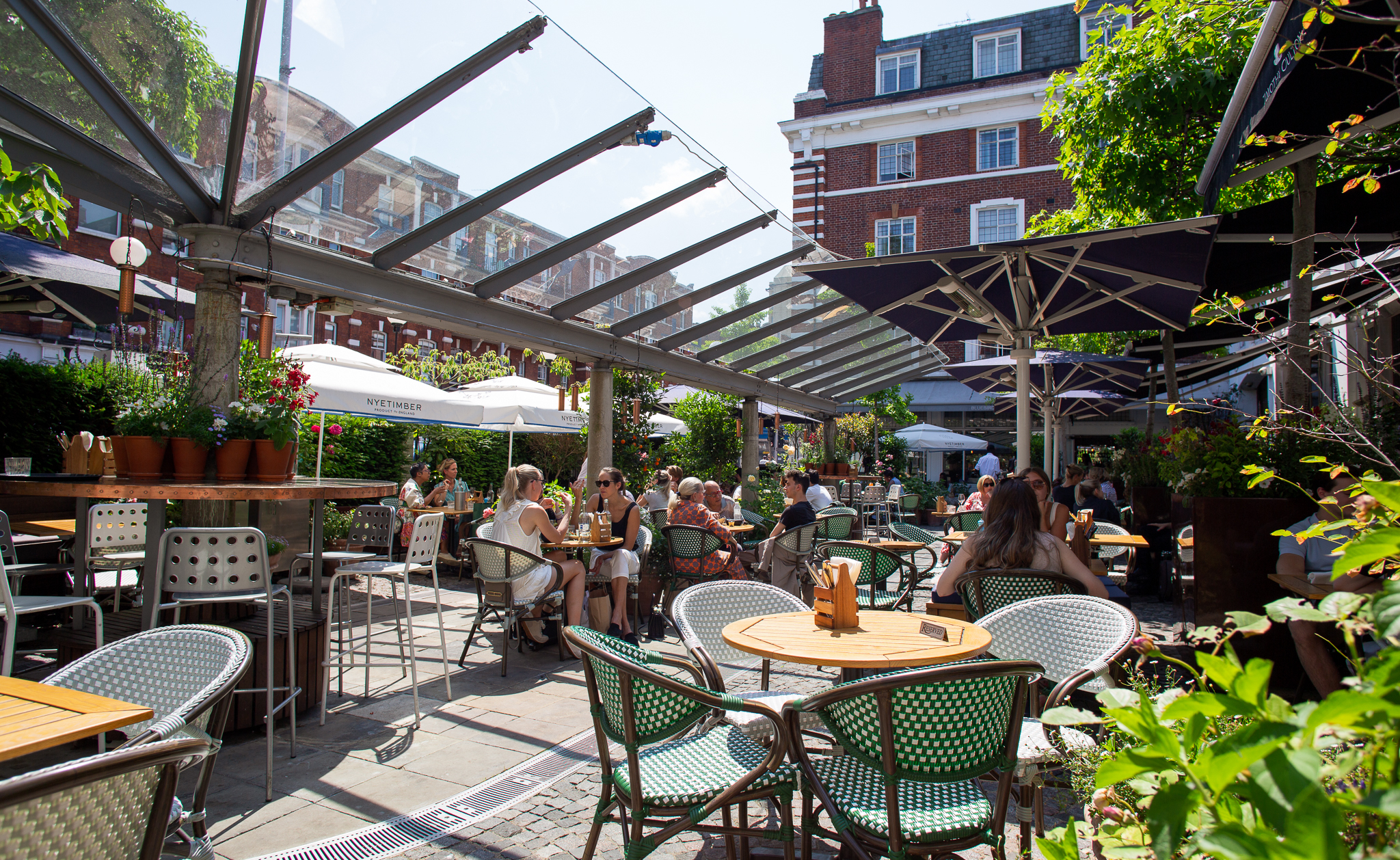 Vibrant outdoor venue at Bluebird Chelsea, ideal for casual meetings and events.