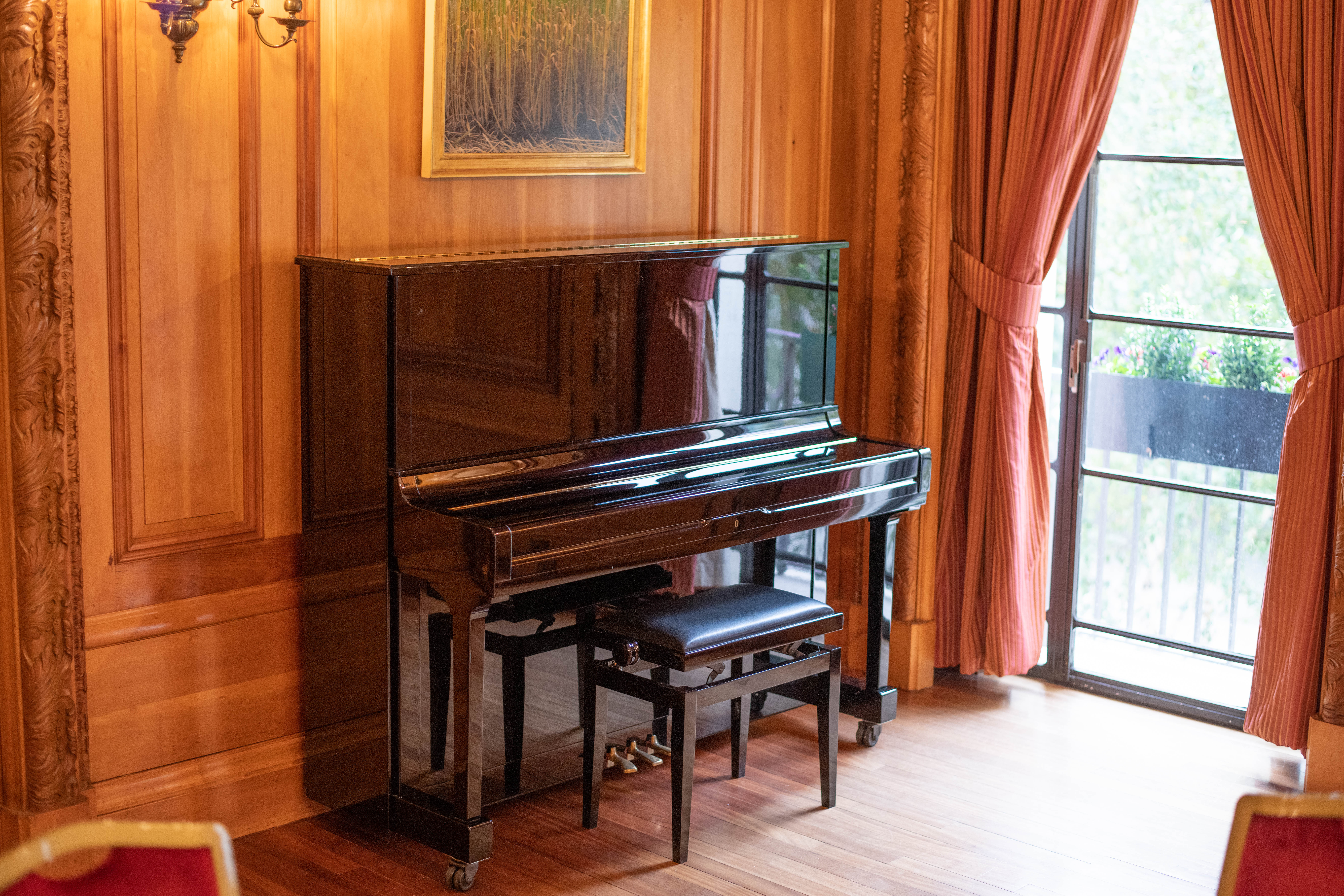 Elegant grand piano in Brewers Hall, ideal for networking events and intimate gatherings.