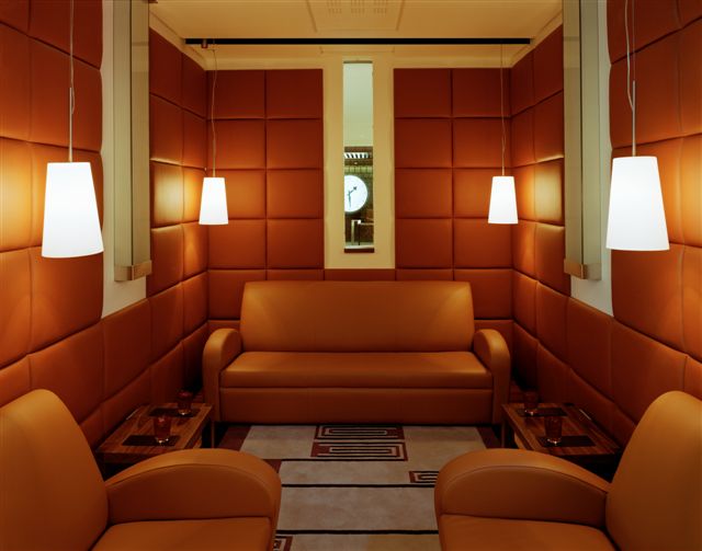 Cozy meeting space at Arsenal's Diamond Club, featuring warm tones and modern lighting.