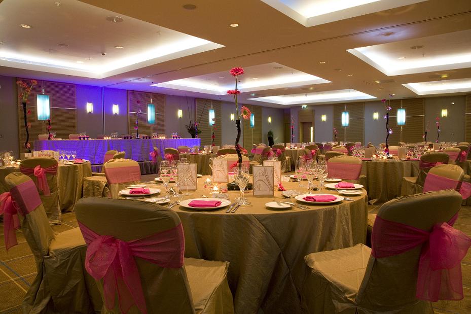 Quayside suite at Hilton London Canary Wharf, elegant banquet hall for weddings and meetings.