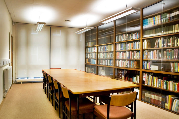 Library in Liverpool Quaker Meeting House with wooden table, ideal for workshops and meetings.
