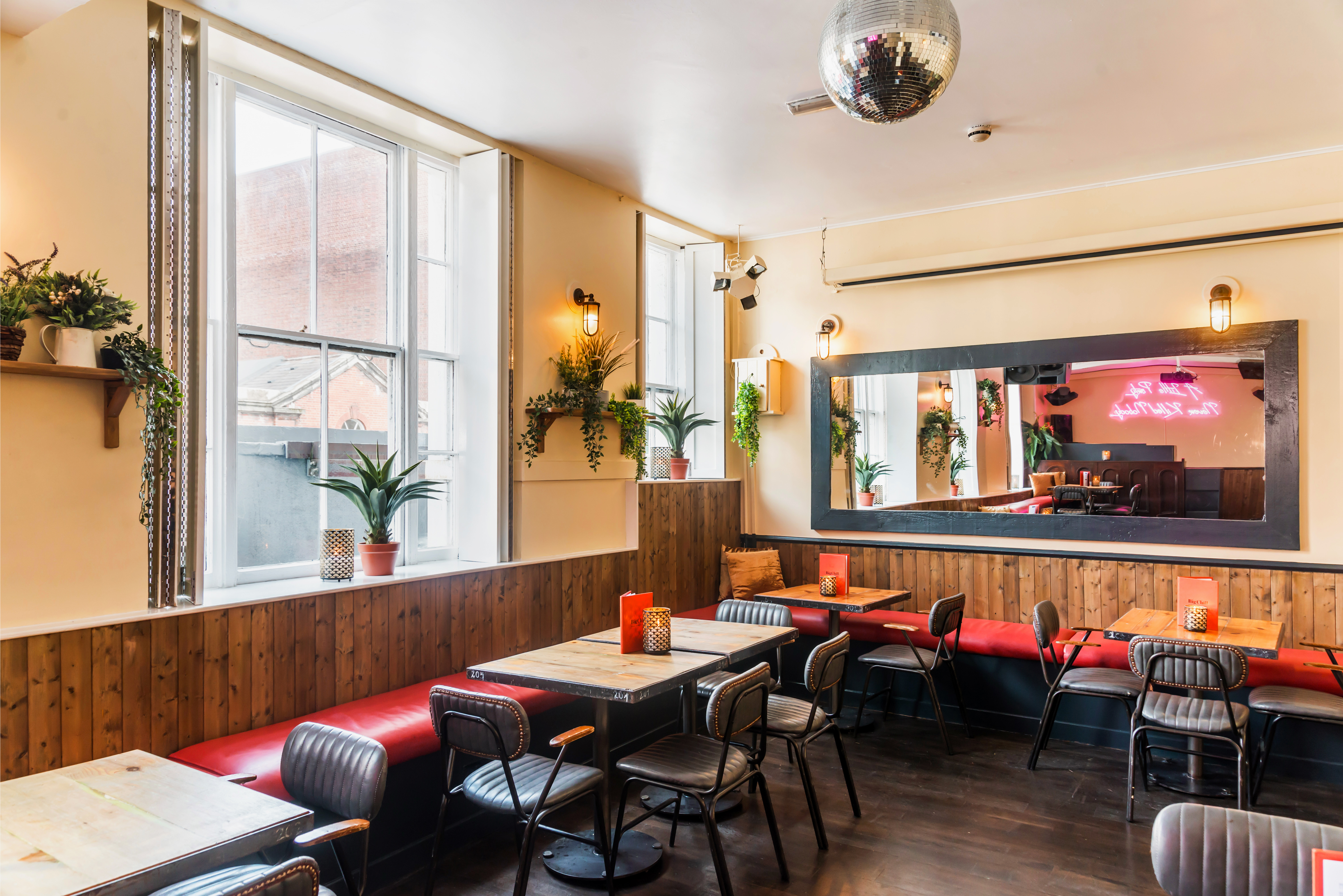 Stylish event space with natural light, perfect for casual meetings and social gatherings.