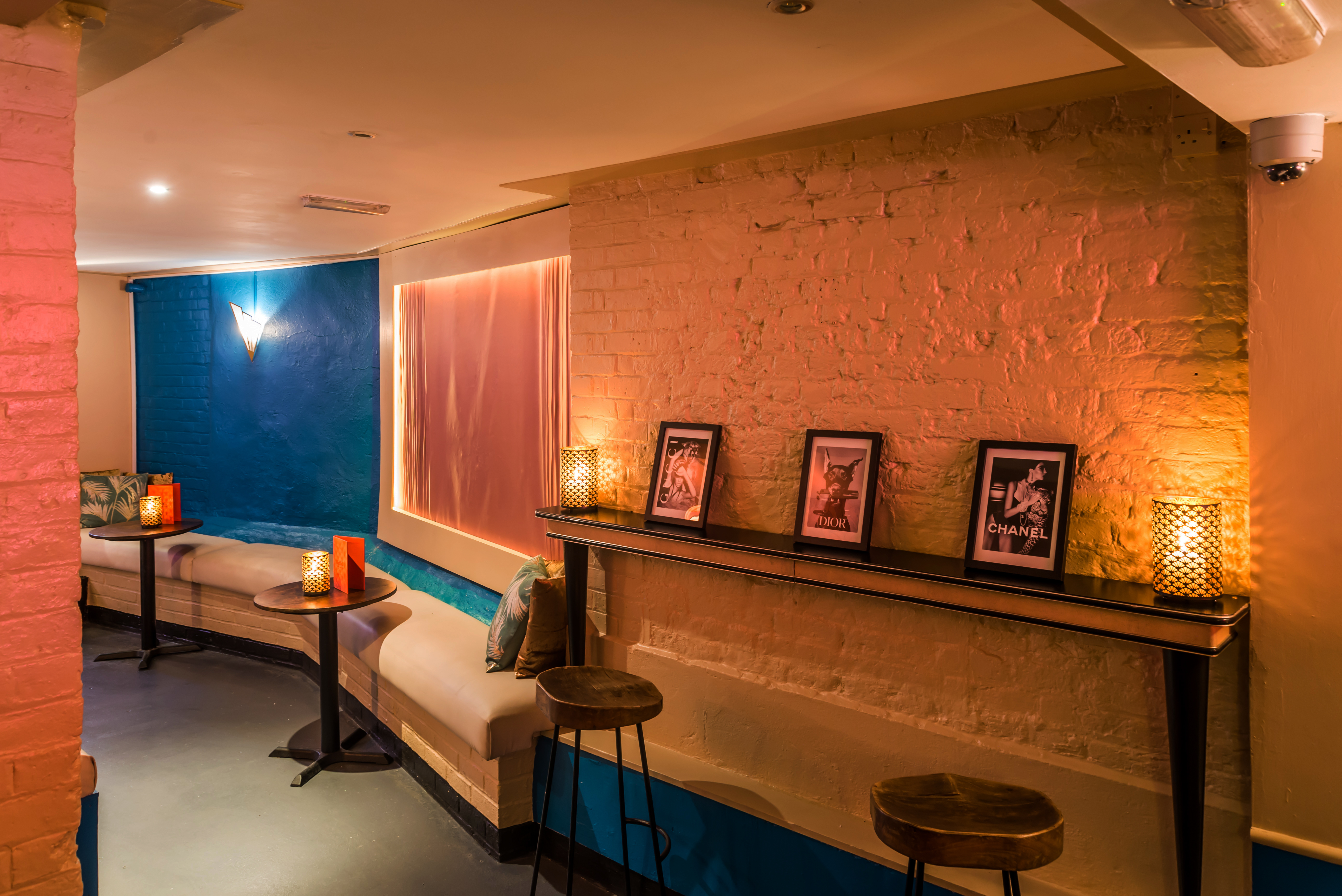 Stylish Deco Lounge with cozy seating, ideal for networking events and gatherings.