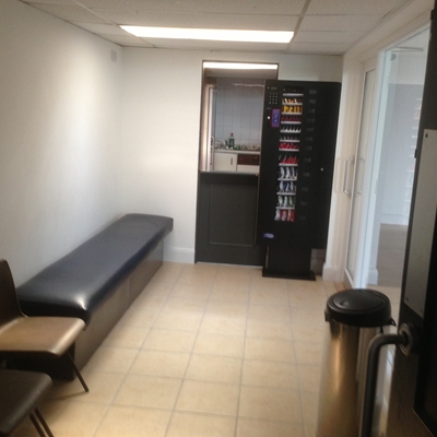 Break room in Murray's Studio with sleek bench, ideal for events and networking.