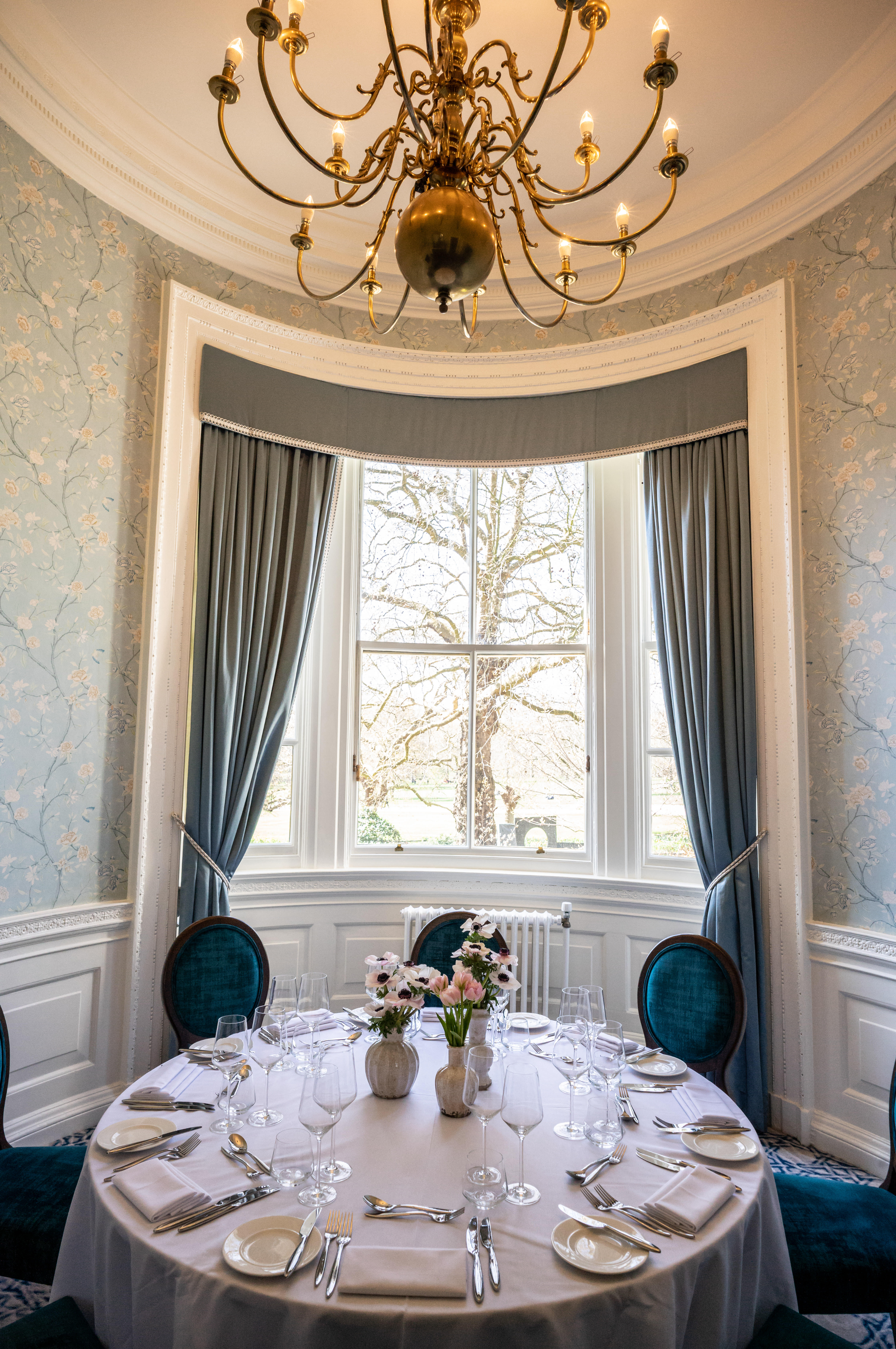 Elegant meeting space with natural light, perfect for workshops and executive meetings.