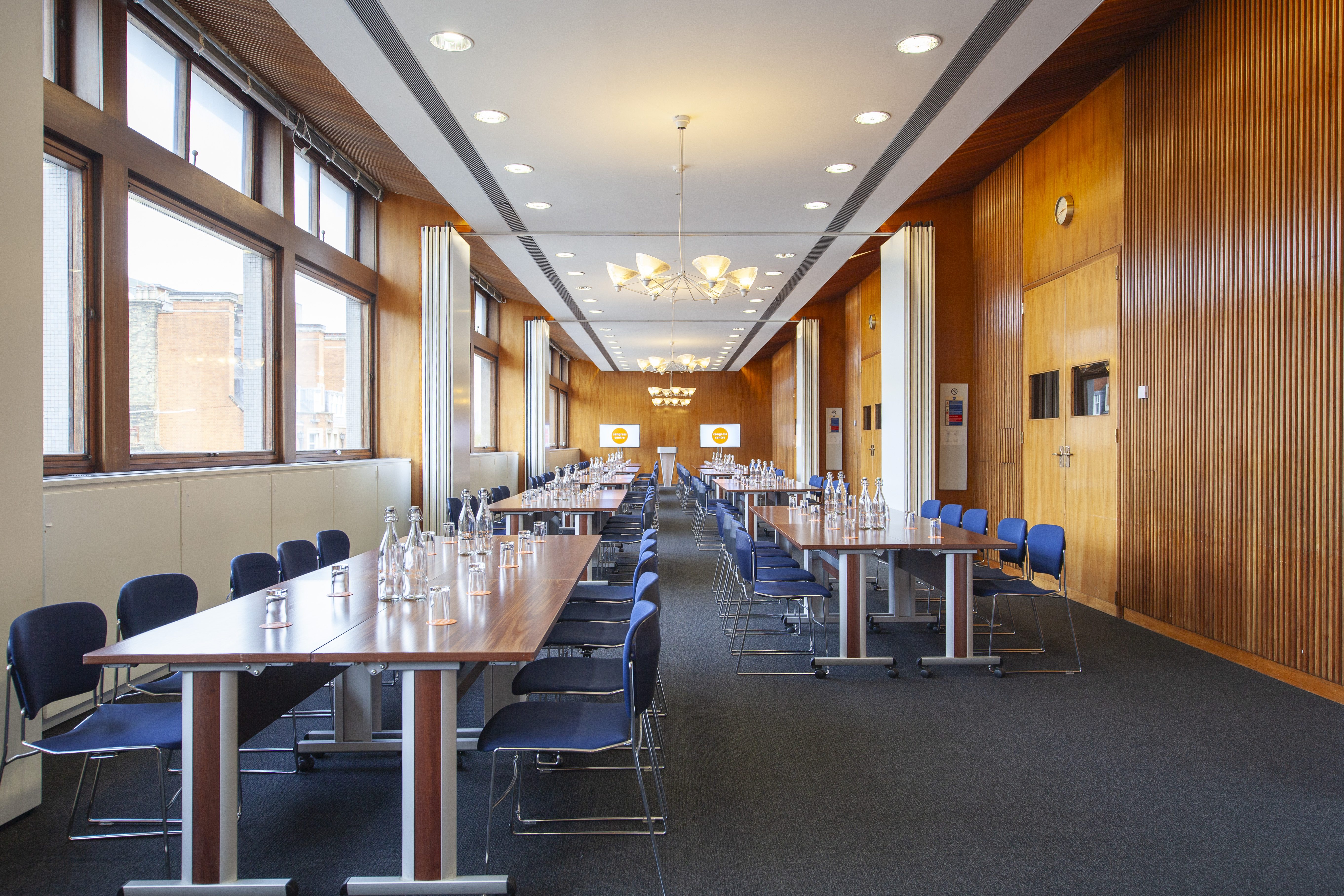 Modern U-shaped meeting room with natural light for corporate workshops.