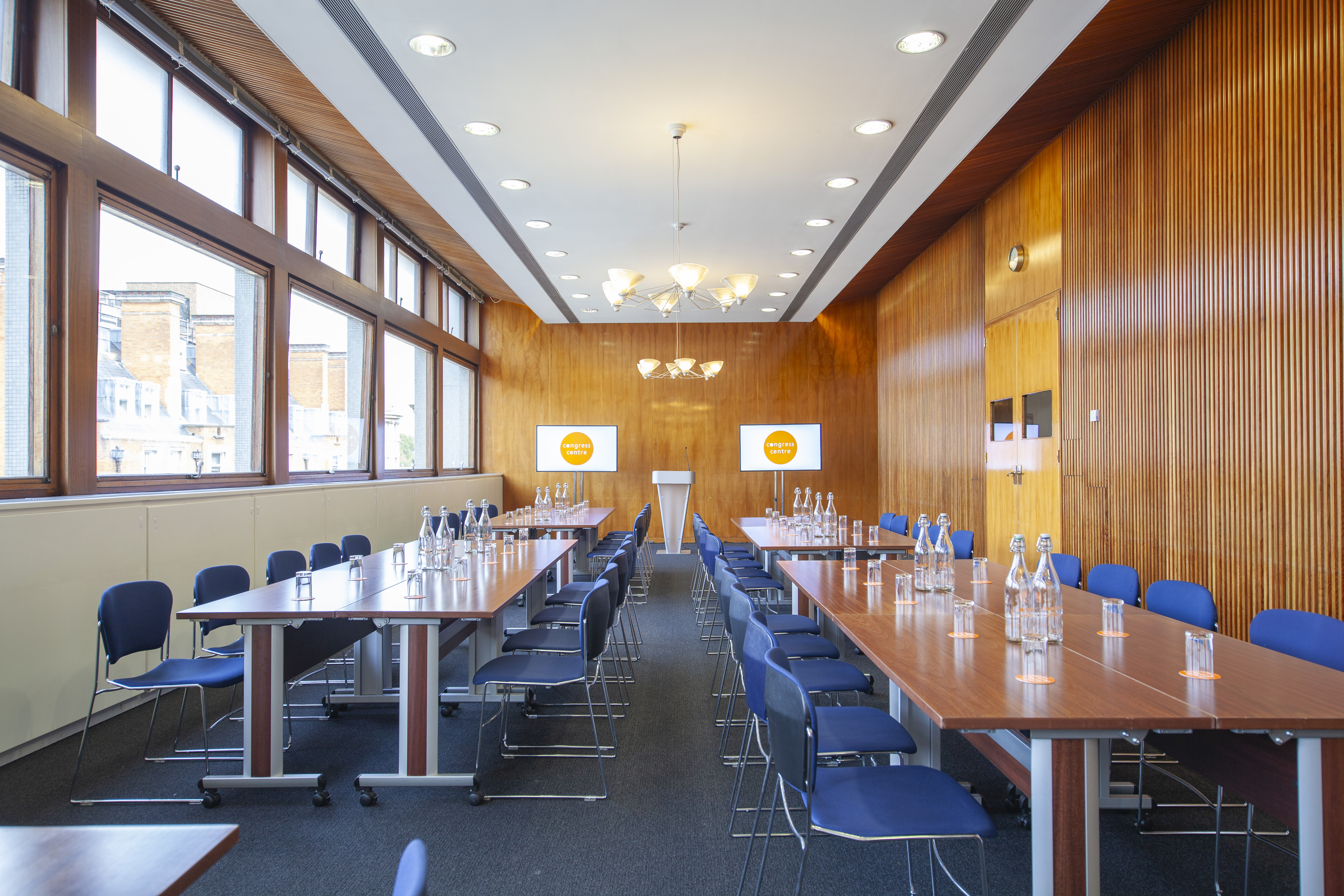 U-shaped meeting room with natural light for professional gatherings at Congress Centre.