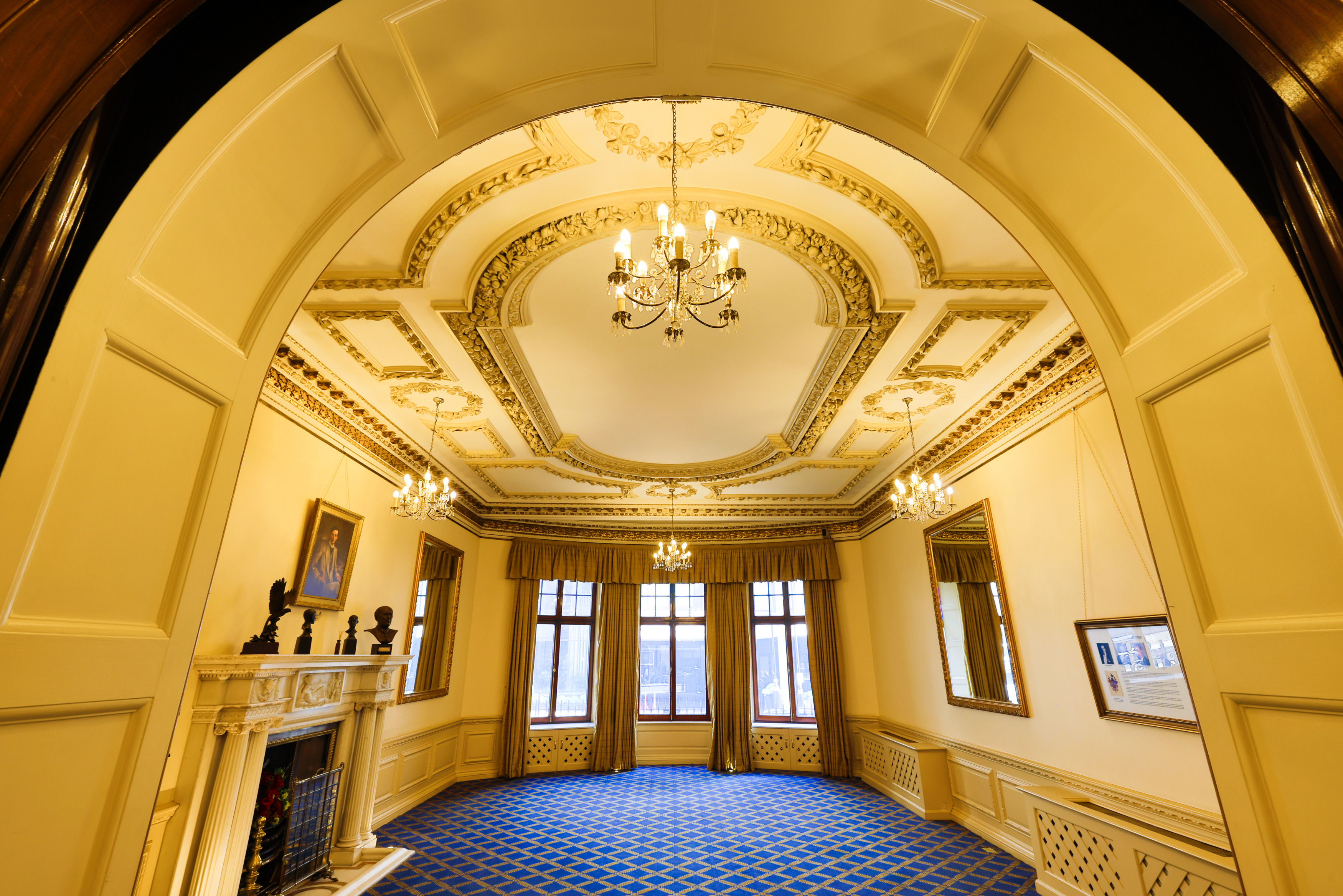 Elegant meeting space with chandeliers, ideal for formal events and discussions.