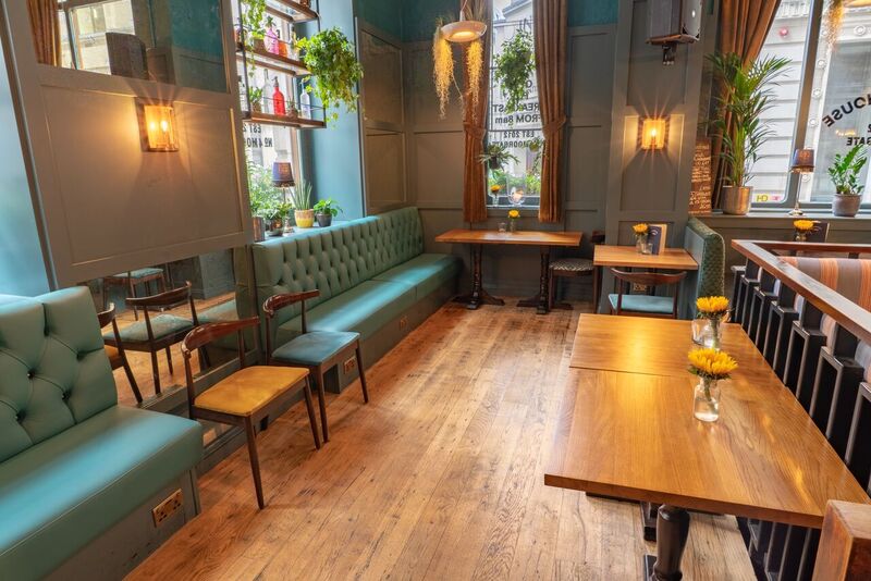 Stylish Main Bar at The Tokenhouse, perfect for intimate gatherings and meetings.