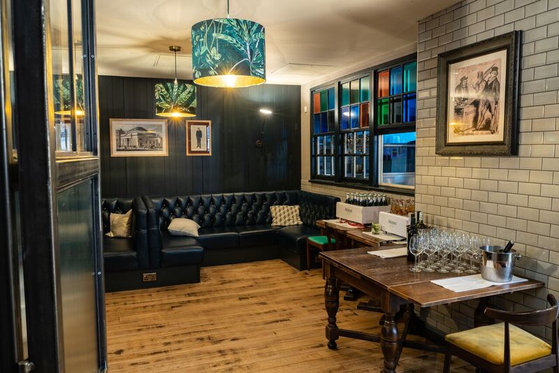 The Main Bar - xohsbxl3omn.jpg