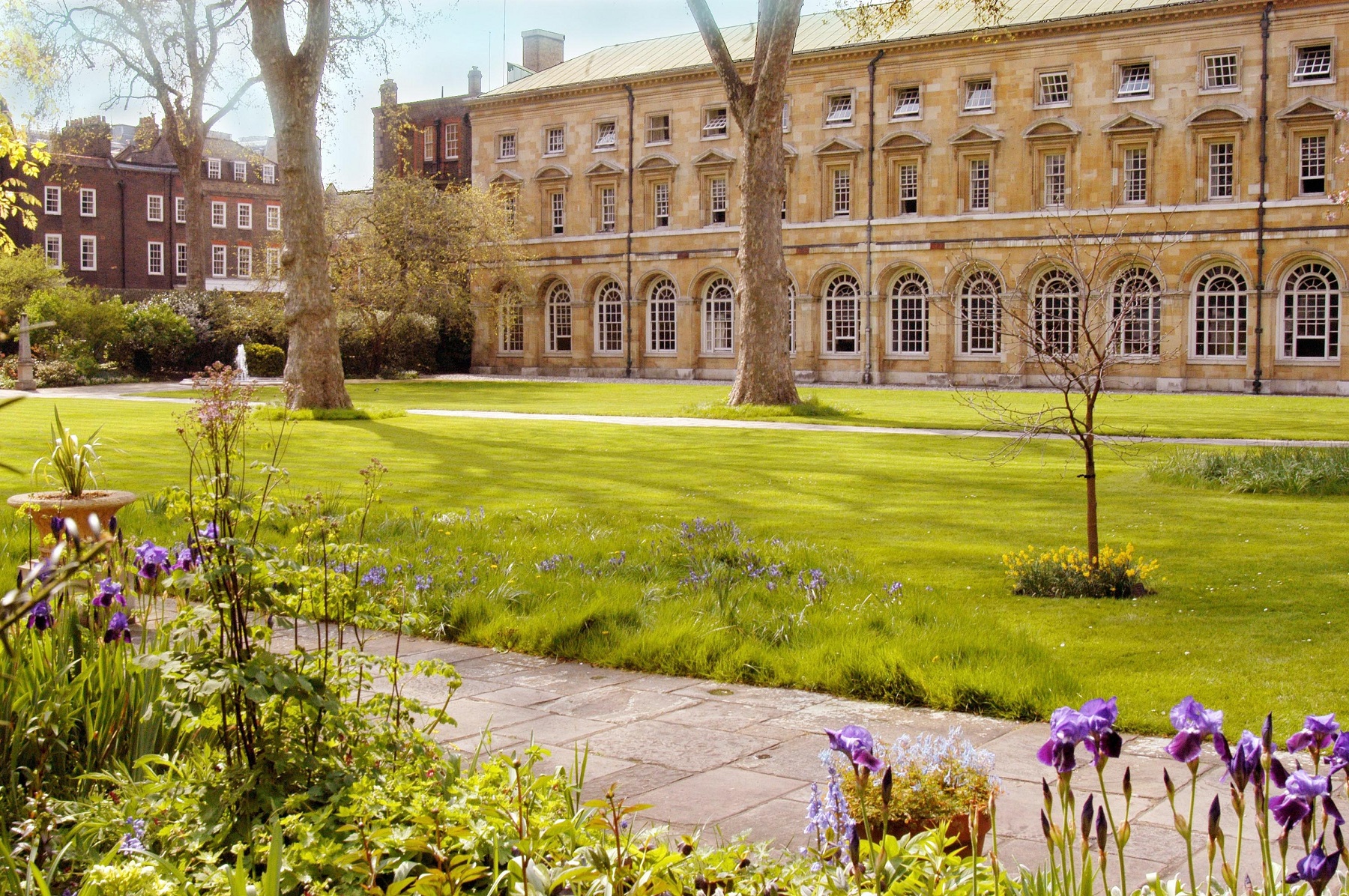 College Garden at Westminster Abbey: manicured lawn, ideal for outdoor receptions and events.