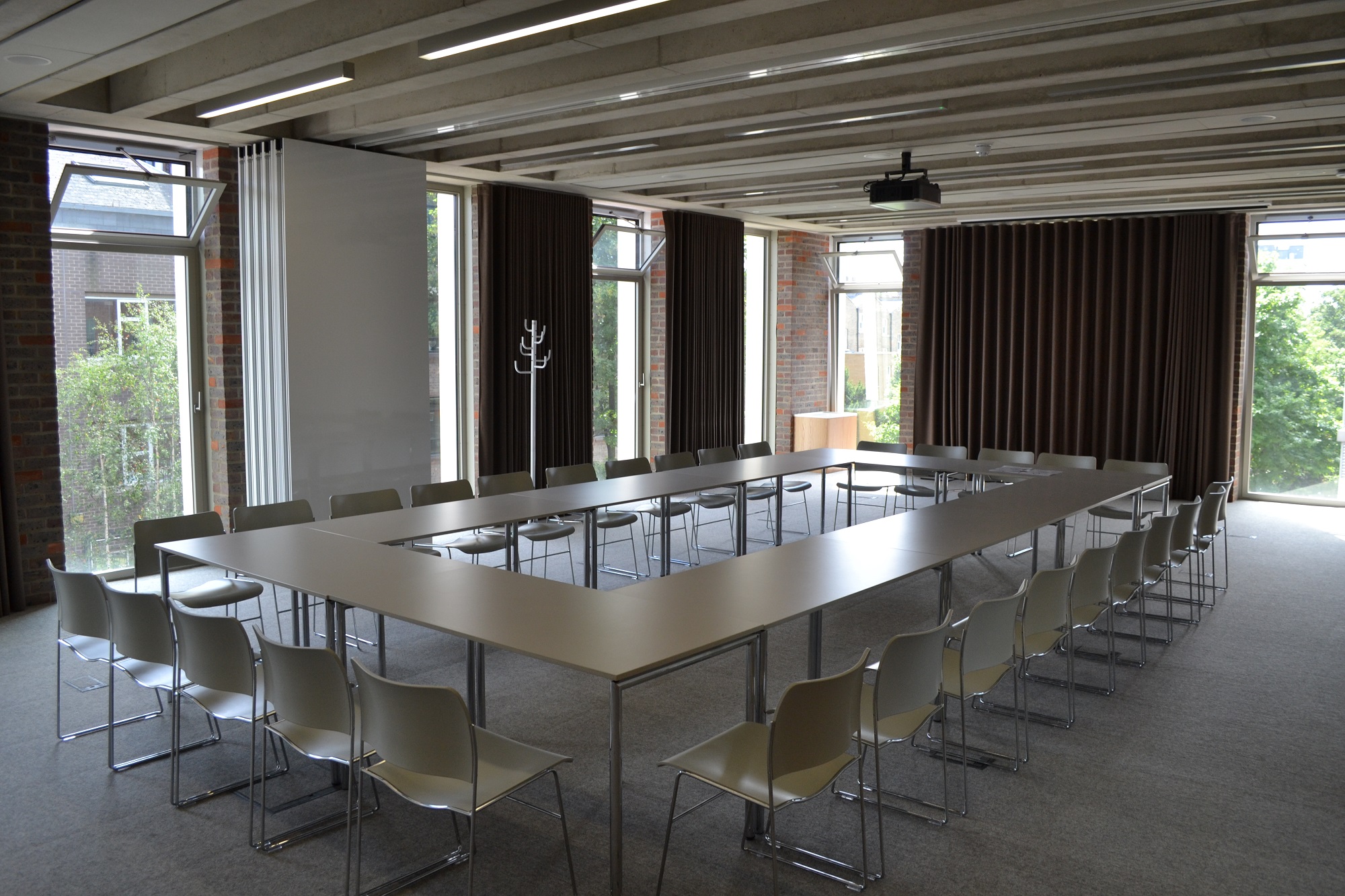 "Versatile meeting space with large table for workshops at ORTUS Conference Venue."