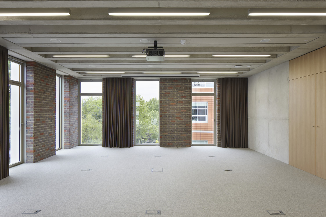 Versatile meeting space with natural light at ORTUS Conference for workshops and presentations.