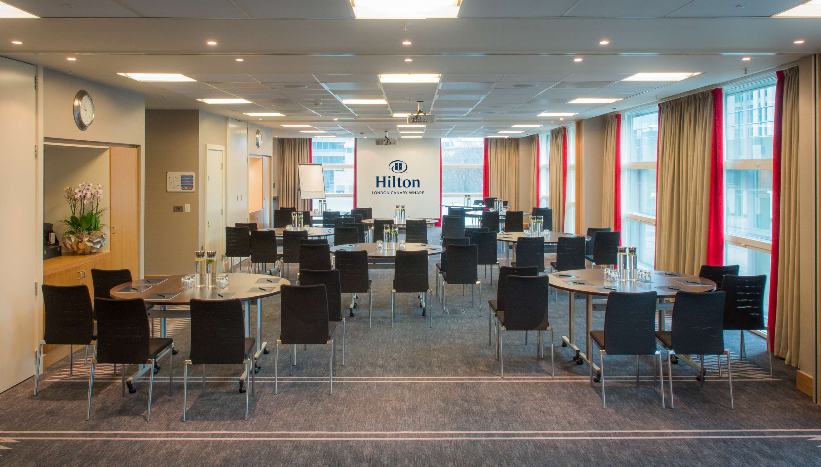 Corporate meeting room with round tables, ideal for workshops and seminars.