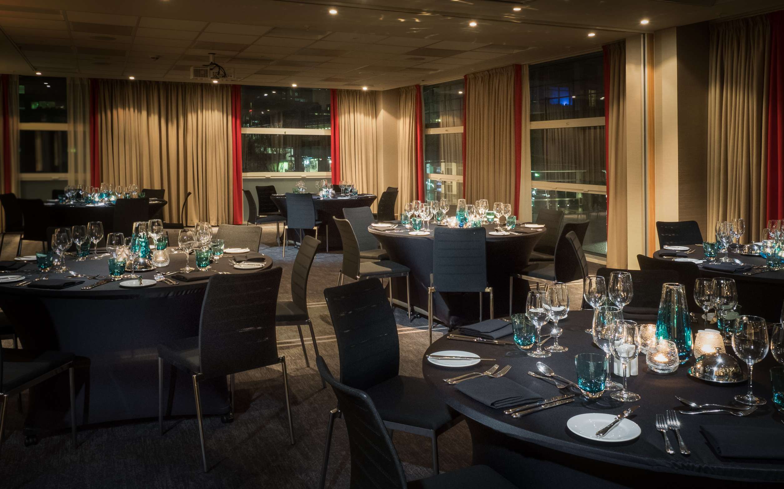 Elegant dinner setup in Hilton London Canary Wharf meeting rooms, perfect for corporate events.