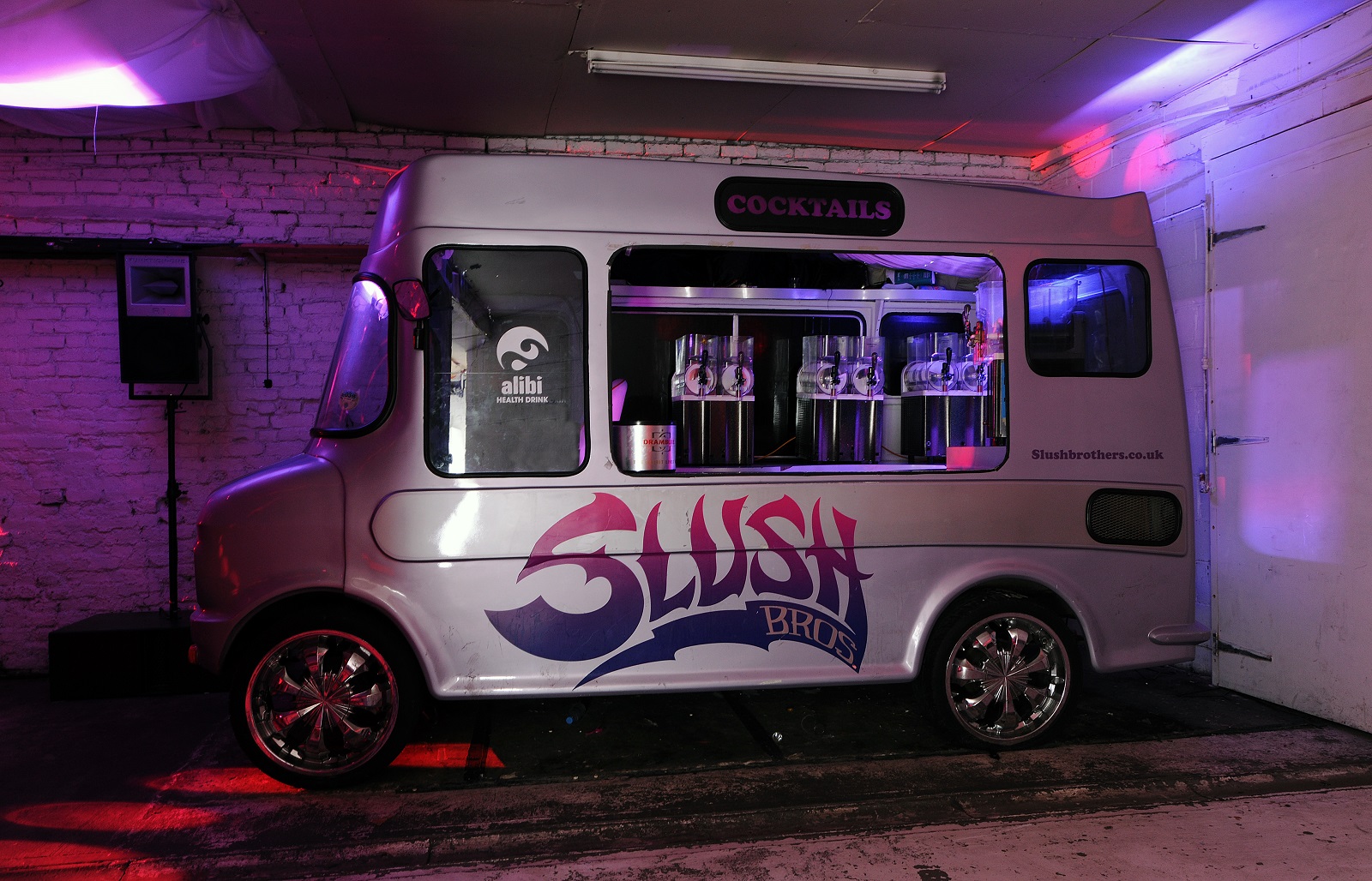 Stylish slush bar on wheels for parties and festivals, featuring vibrant branding and lively atmosphere.