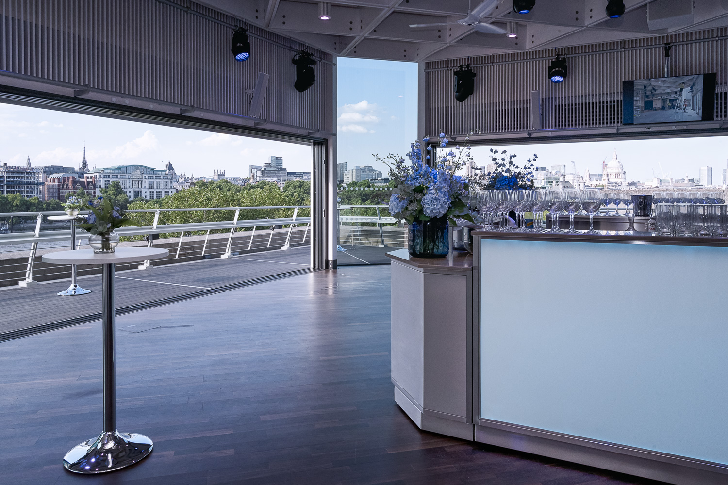 Buffini Chao Deck: modern event space with city views, ideal for receptions and networking.