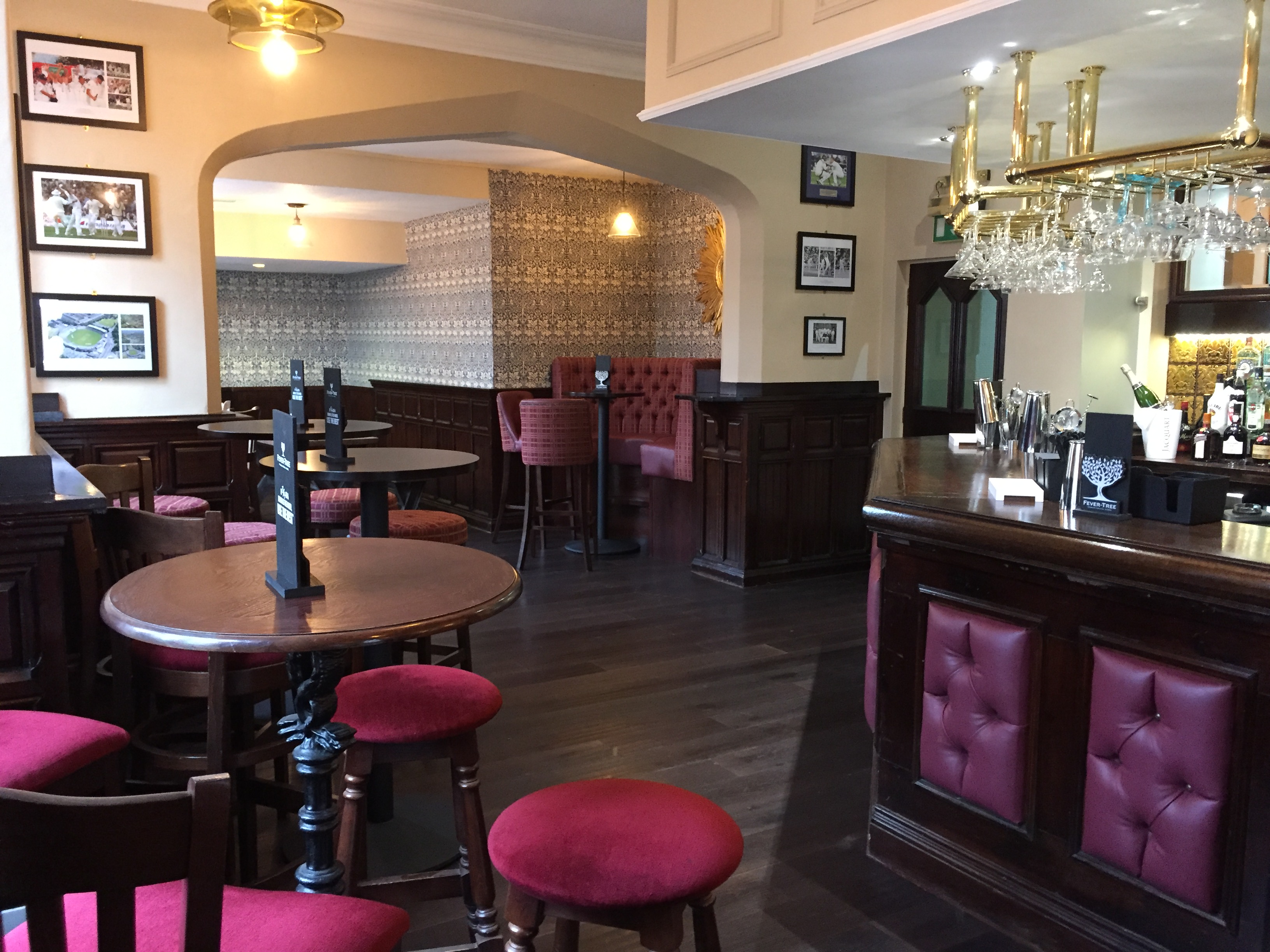 Beauforts Pub at Best Western: stylish venue with warm ambiance for meetings and events.