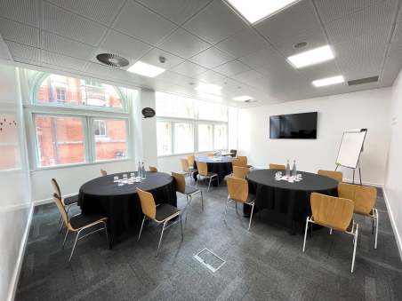 Show & Tell meeting room in Birmingham with round tables, ideal for workshops and training.
