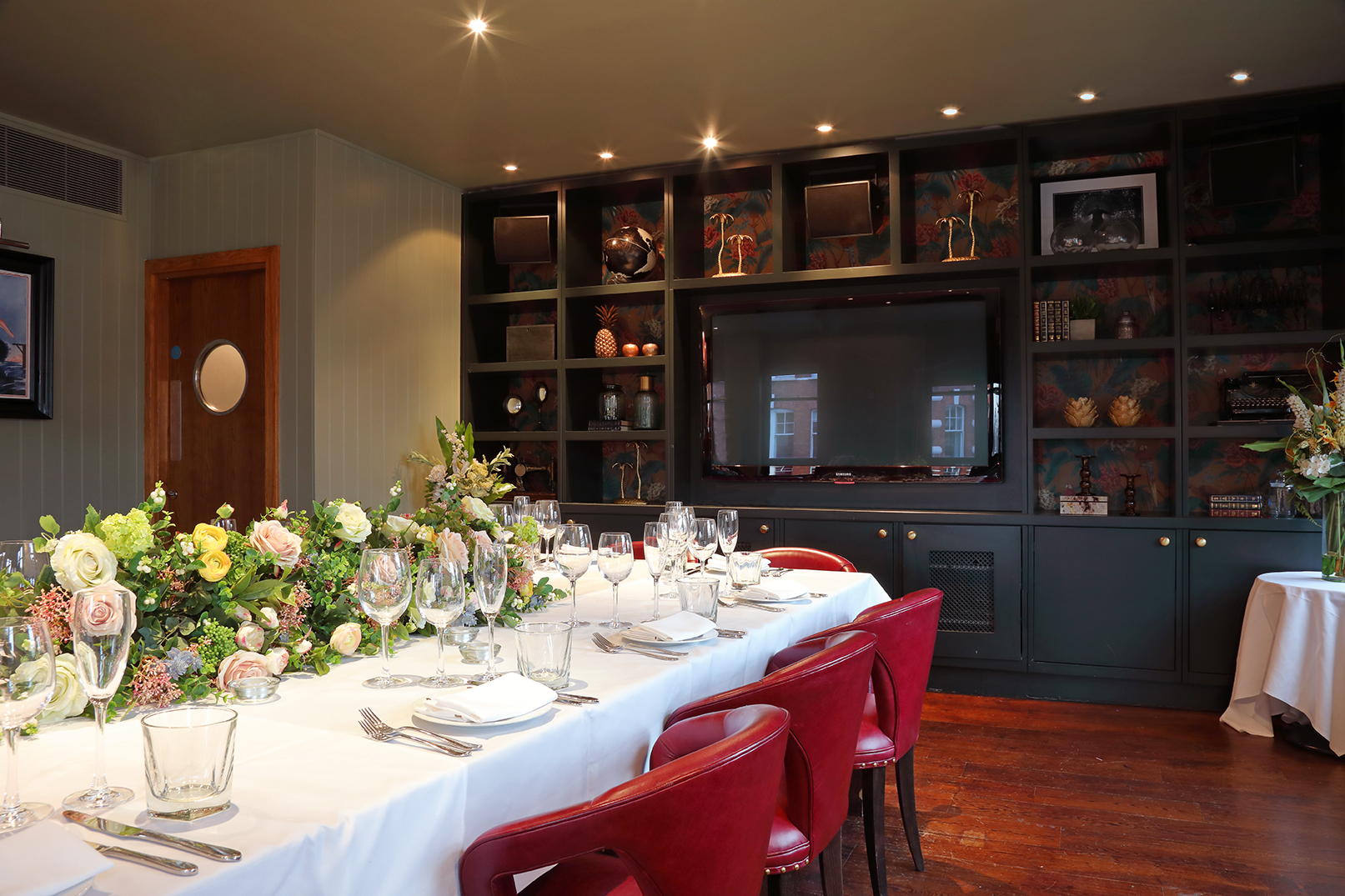 Private dining room at Albert's, elegant table setting for corporate meetings and events.