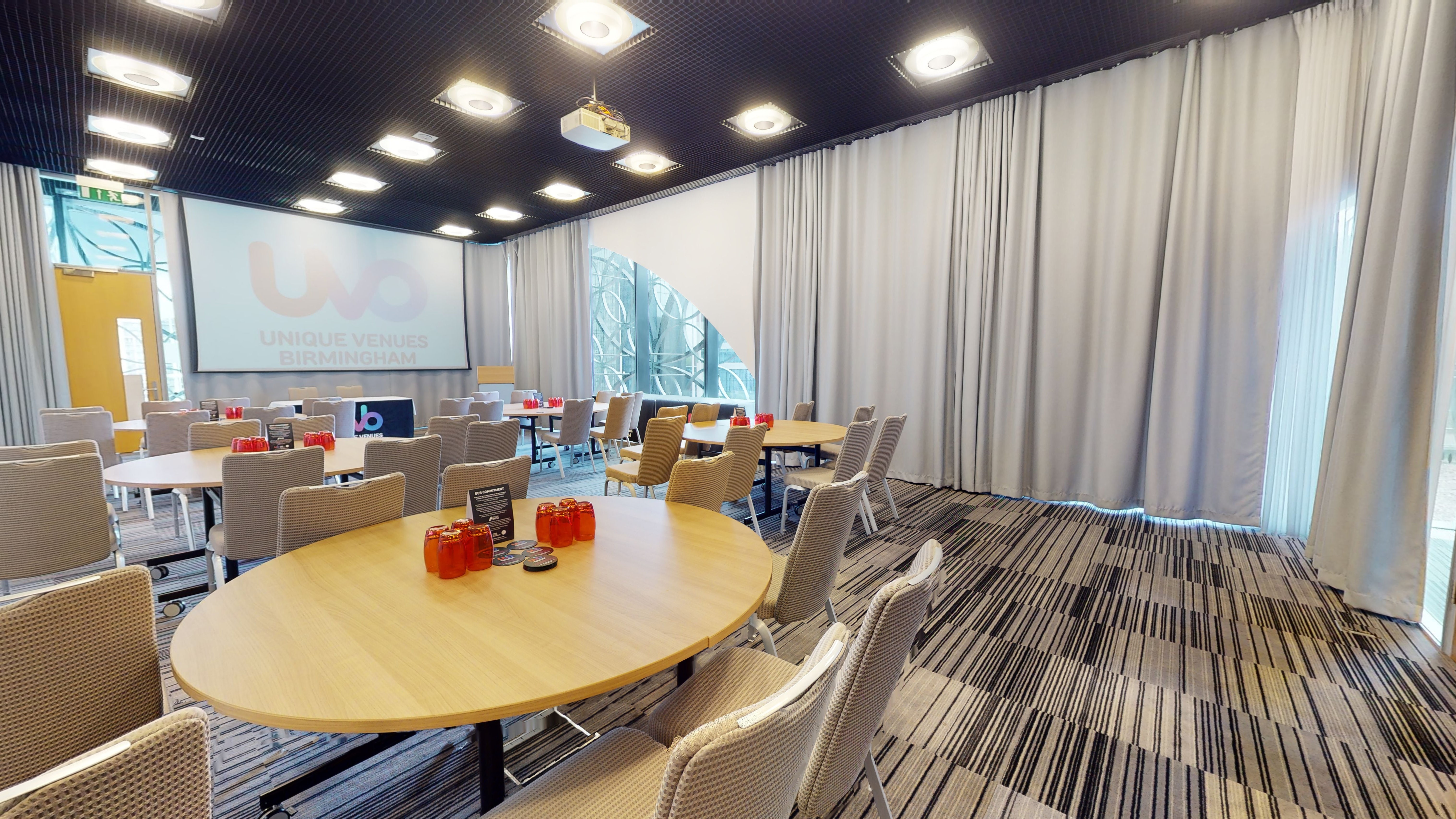 Versatile meeting room LOB 101 with round tables for workshops in Birmingham.