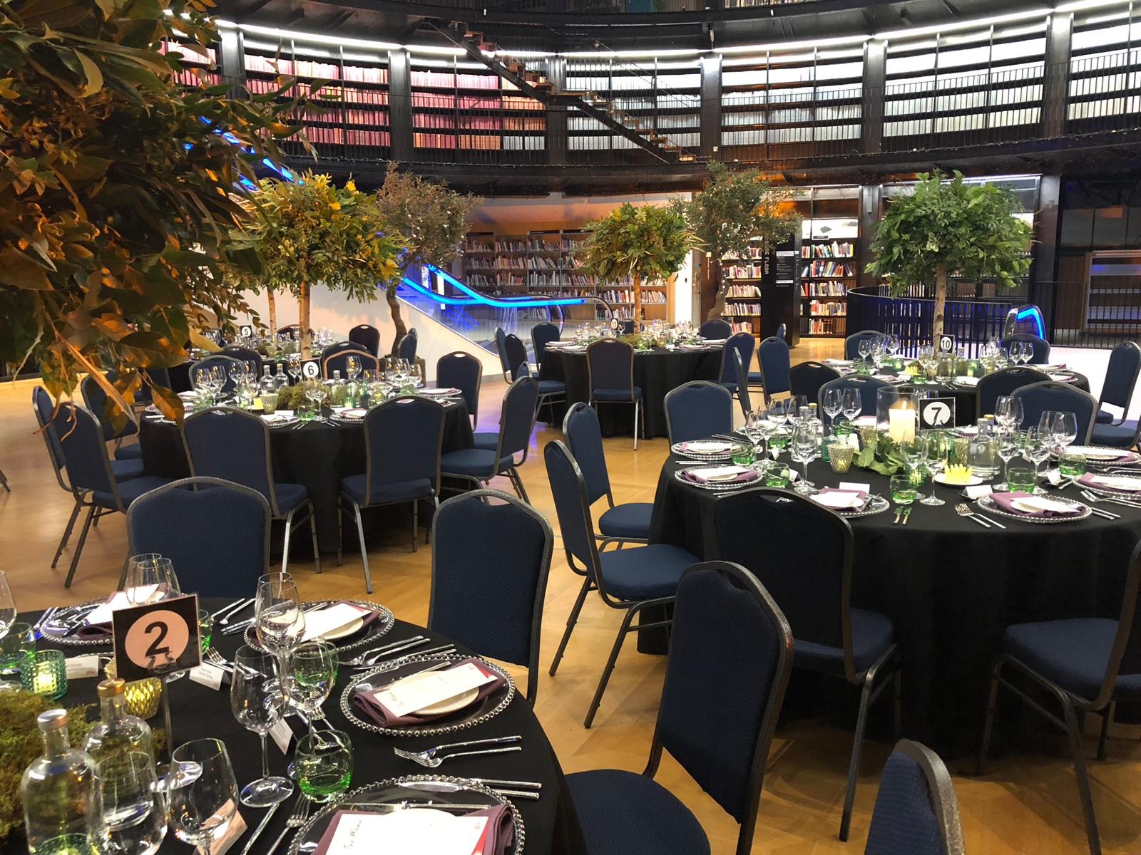 Book Rotunda - cfkyqnt2eel.jpg