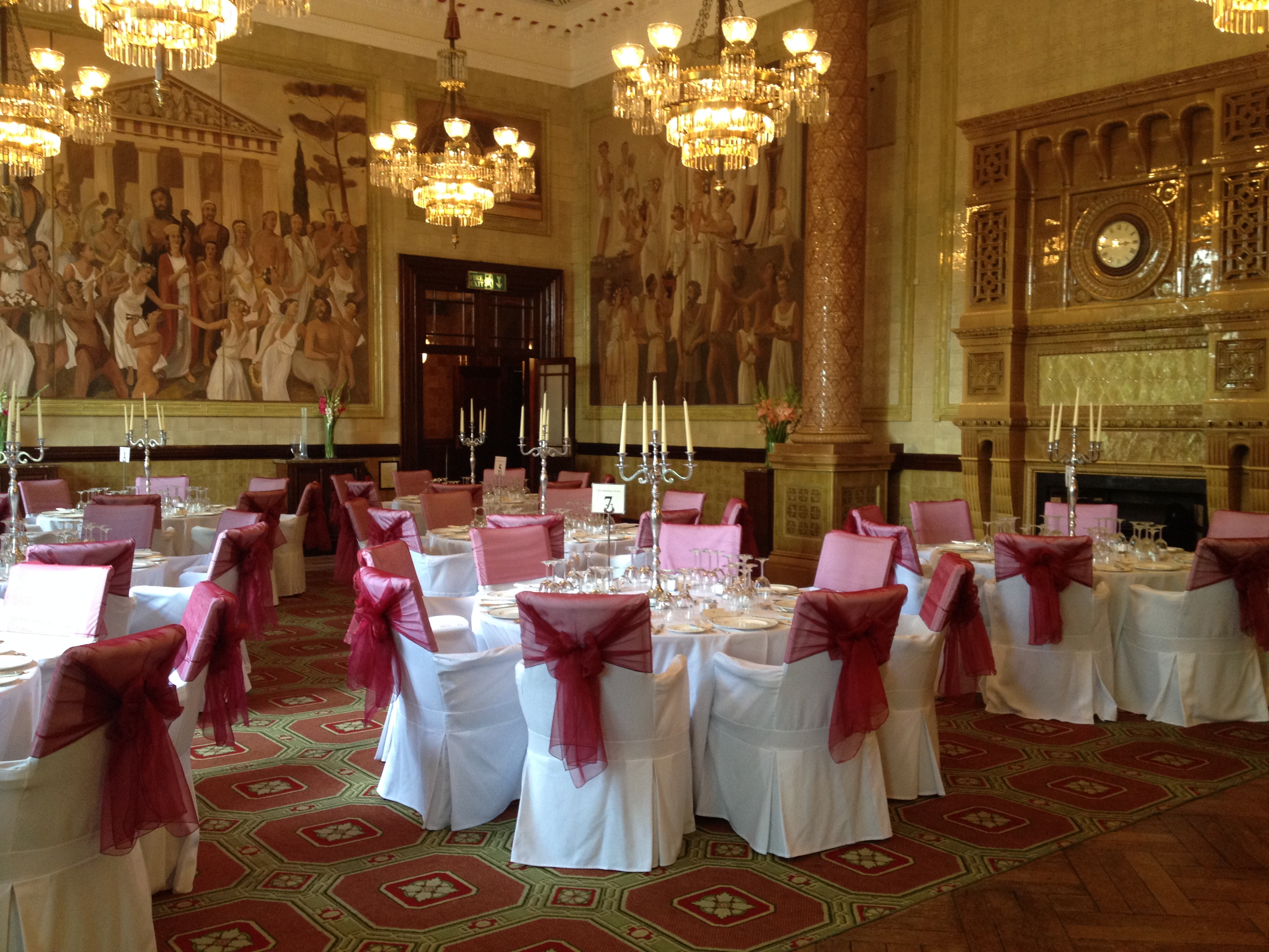 Elegant banquet room with round tables, ideal for weddings and corporate events.