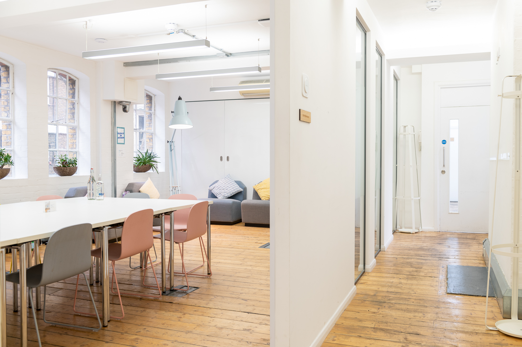 Modern meeting space with colorful chairs, ideal for workshops and brainstorming sessions.