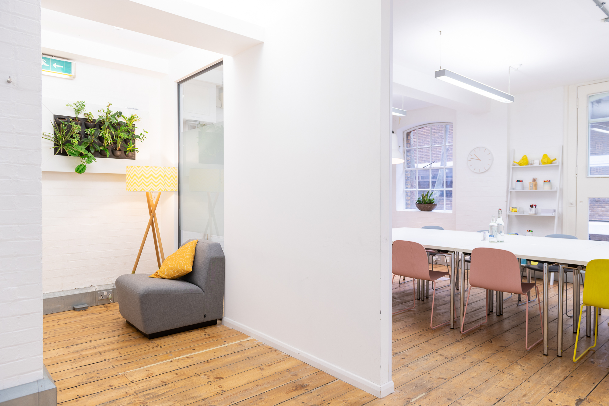 Modern meeting space with greenery, ideal for workshops and team meetings.