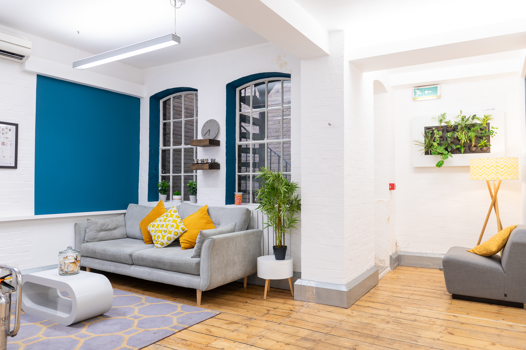 Modern meeting space with natural light for creative brainstorming sessions.