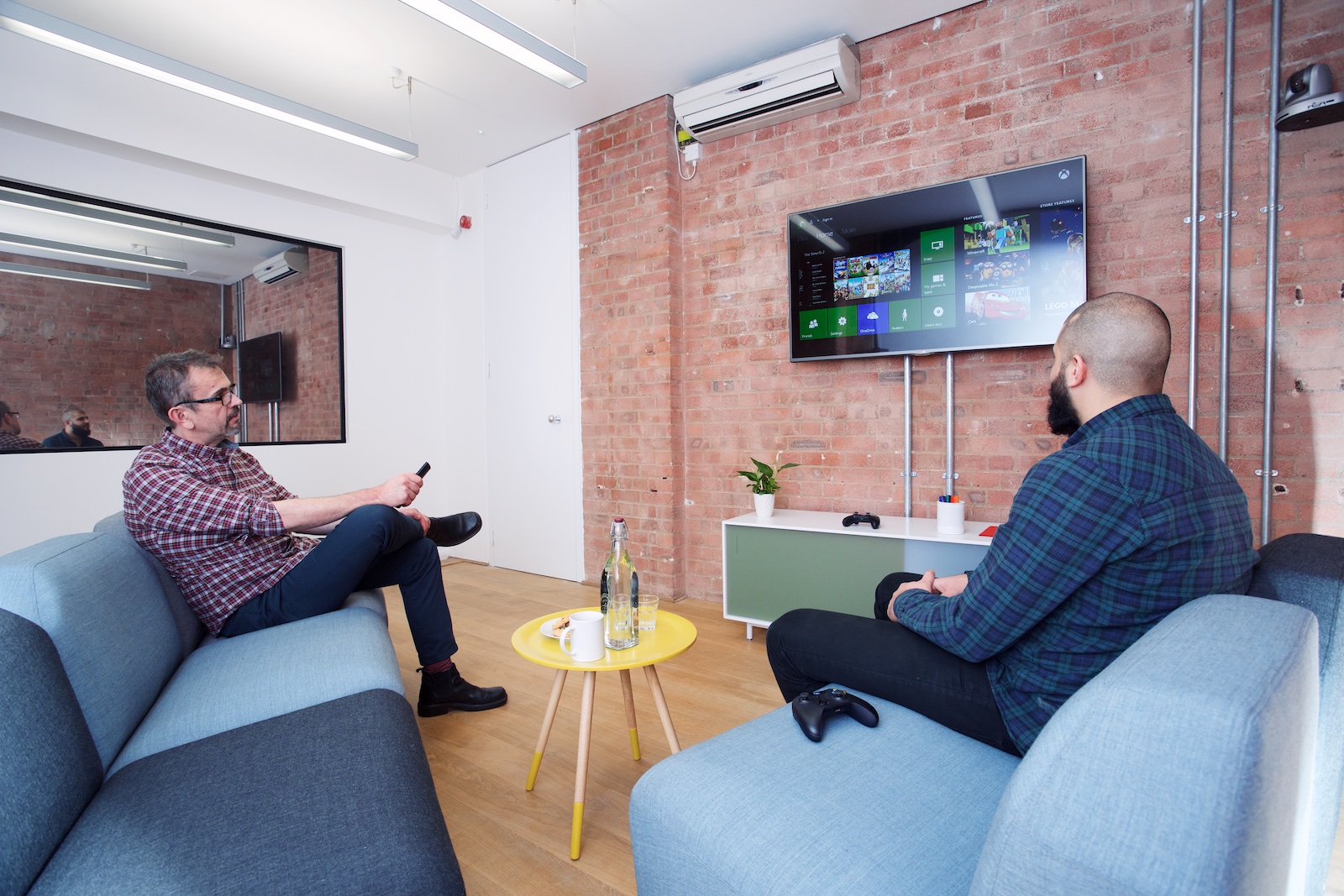 Casual meeting space in Sutherland Labs with relaxed seating for collaboration and brainstorming.