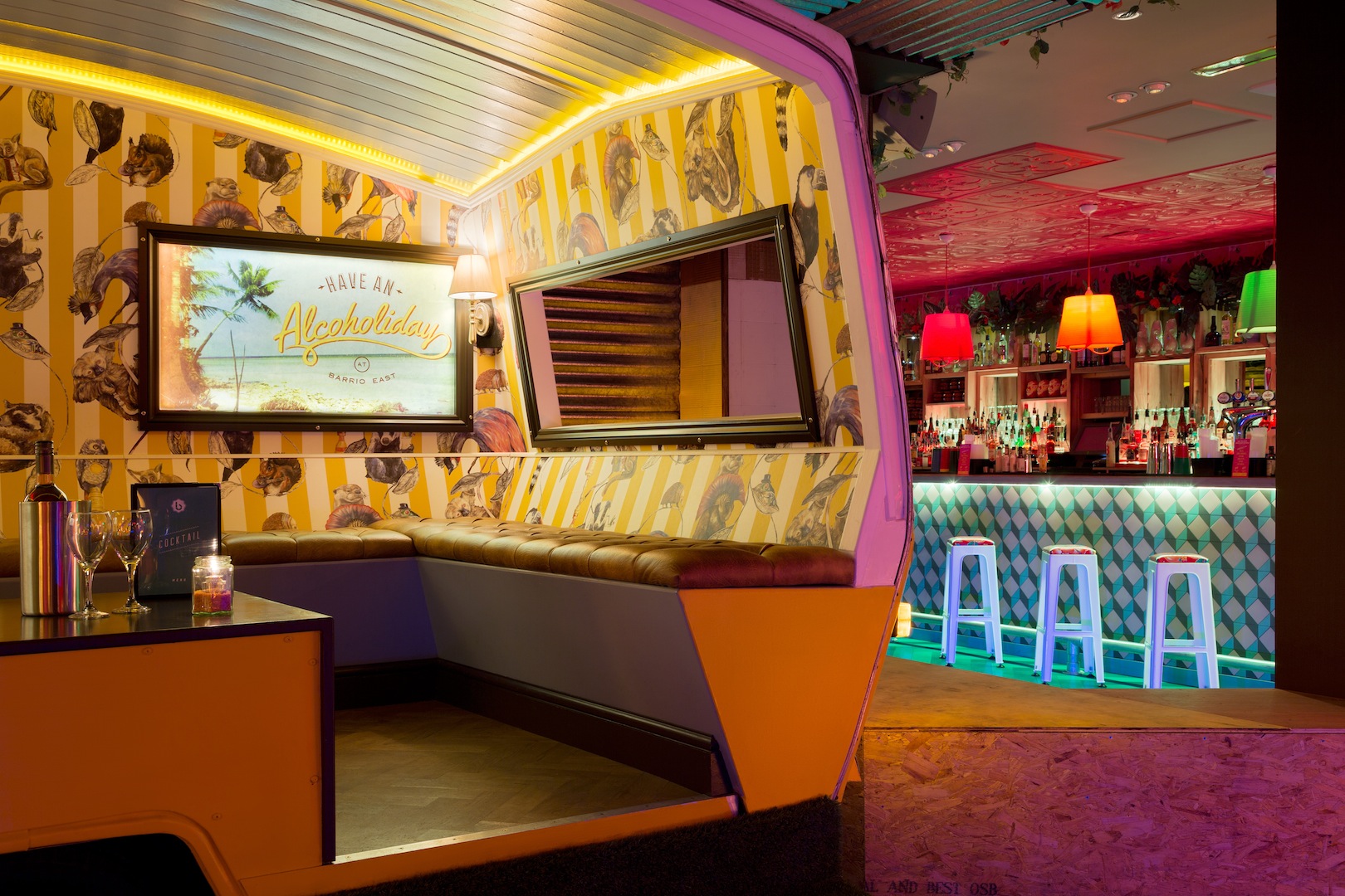 Vibrant retro lounge in Barrio Shoreditch, ideal for creative events and cocktail receptions.
