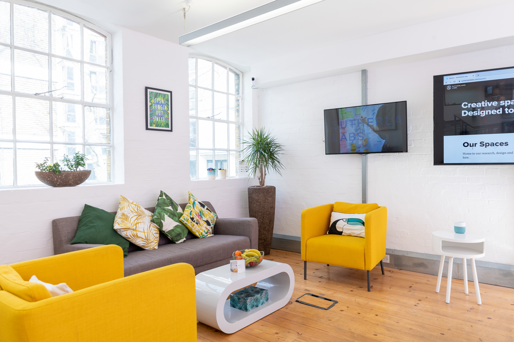 Modern meeting room with bright yellow chairs, ideal for workshops and brainstorming.