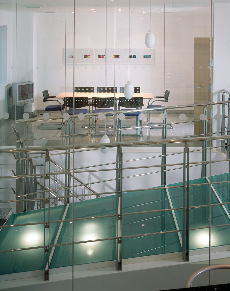 Modern kitchen meeting space with sleek table, ideal for collaboration and brainstorming.