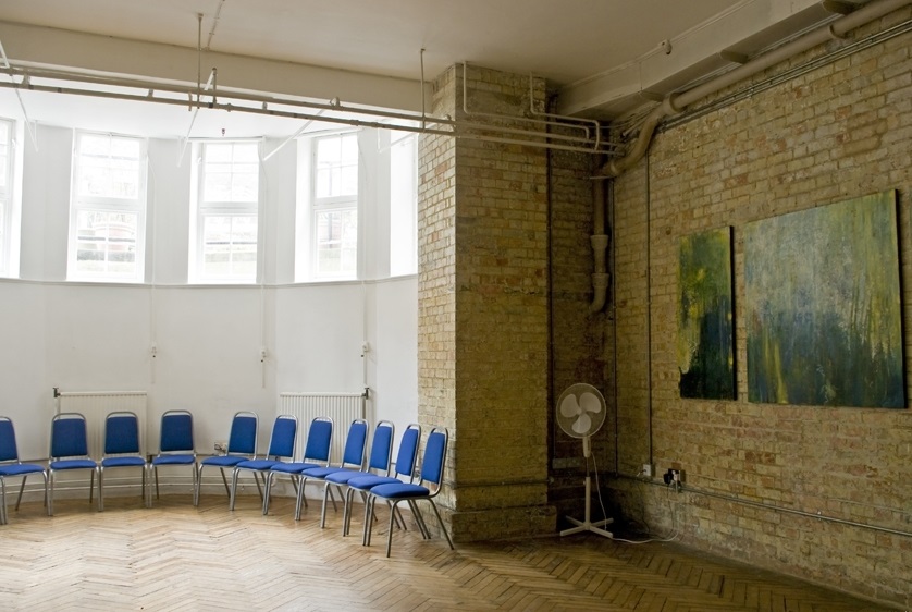 Arnold Room at Mary Ward House: bright meeting space with blue chairs for workshops.