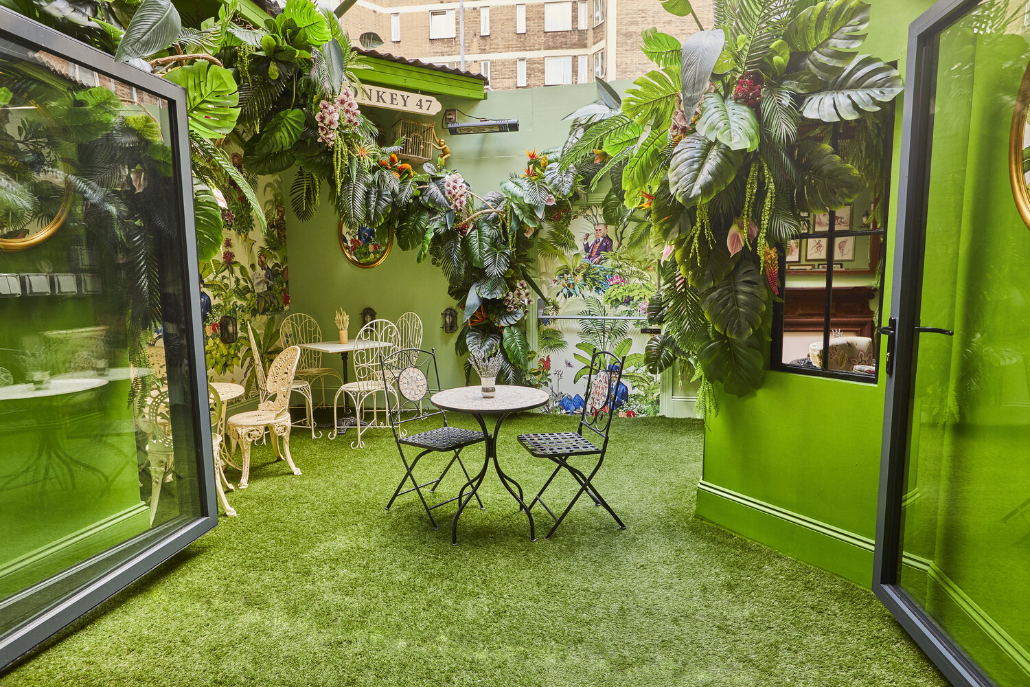 Vibrant green meeting space at Barts for intimate events and brainstorming sessions.